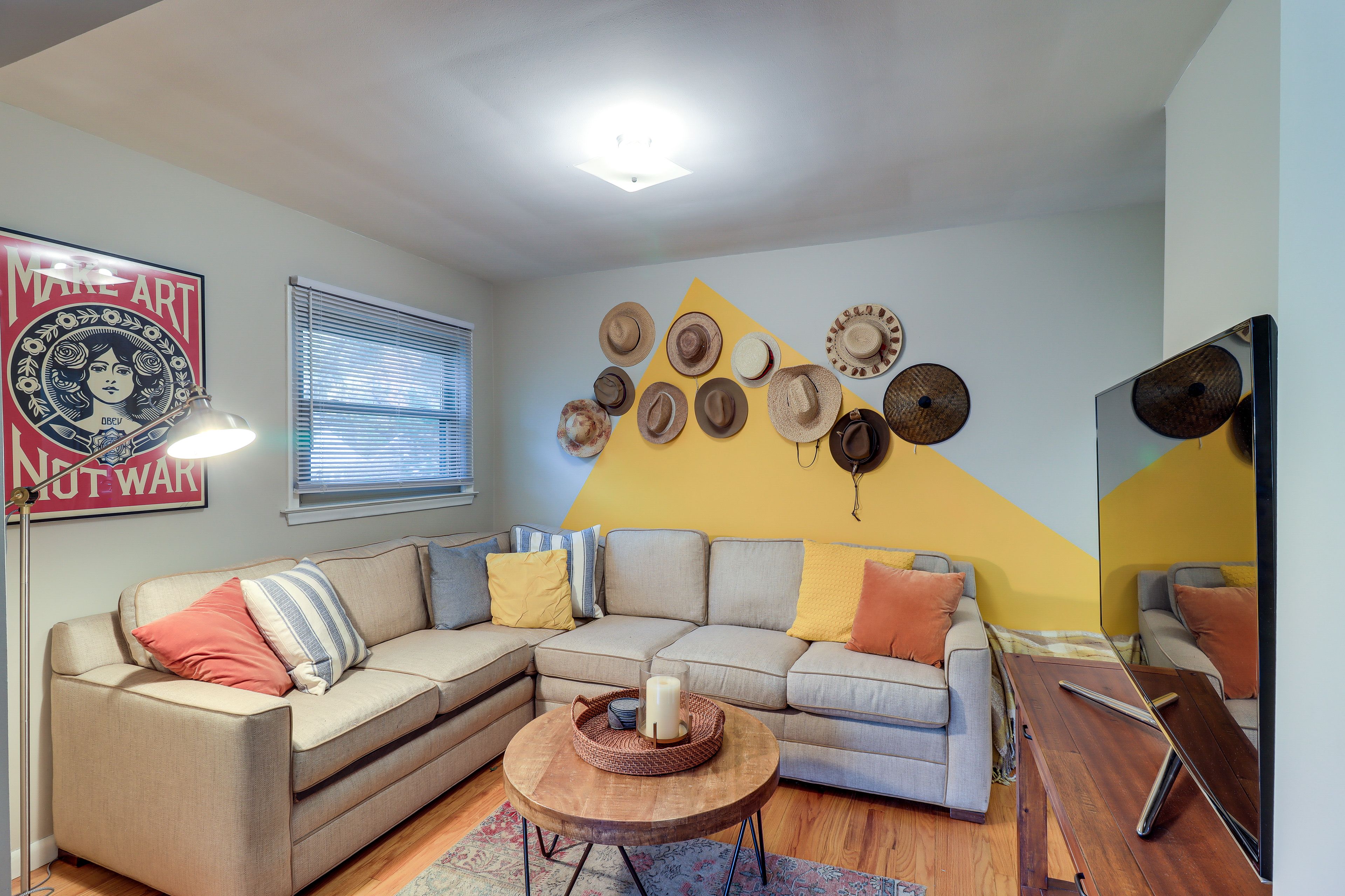 Den | Full Sleeper Sofa | Central Heating | Smart TV | Free WiFi