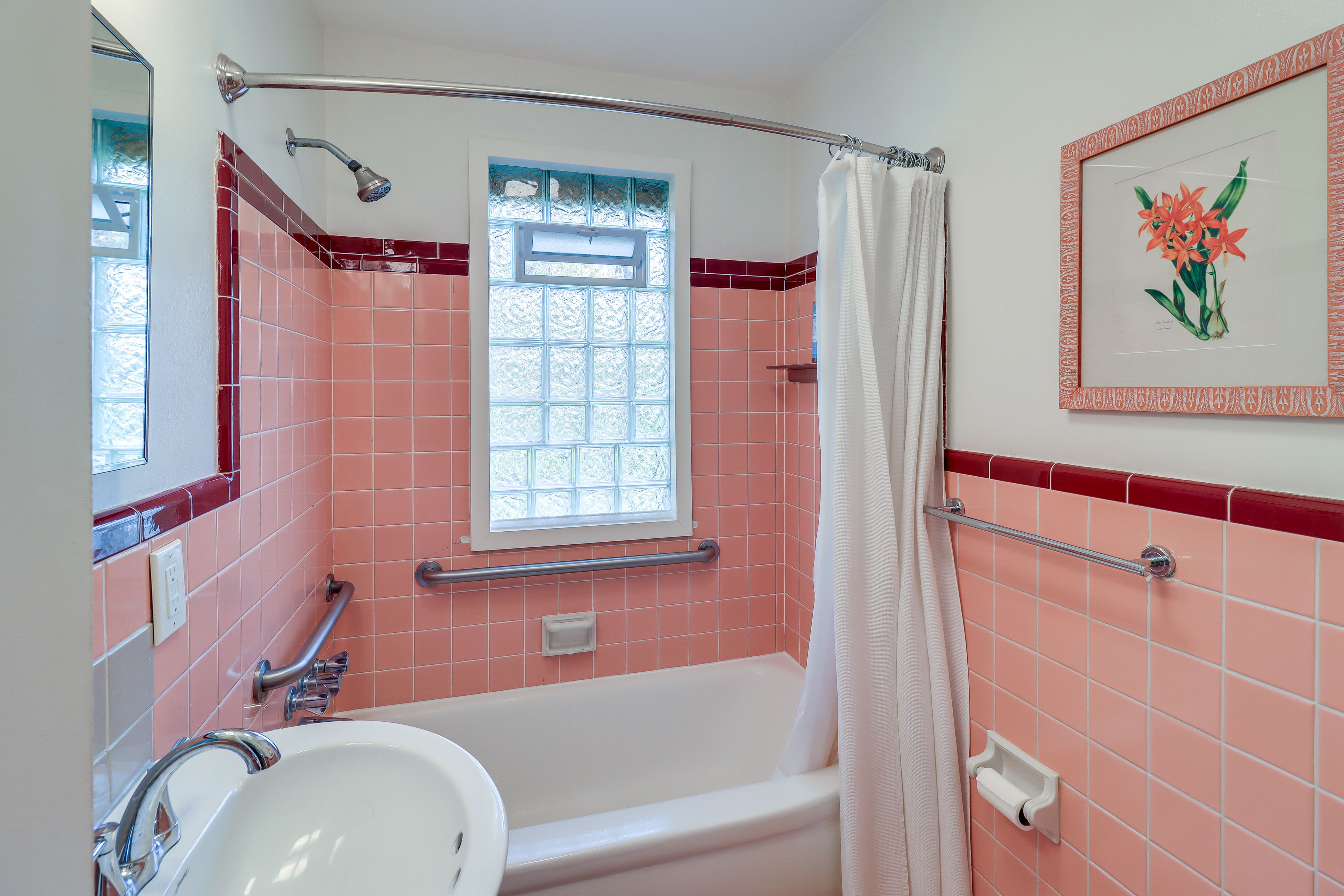 Full Bathroom | Towels Provided | Complimentary Toiletries | Hair Dryer
