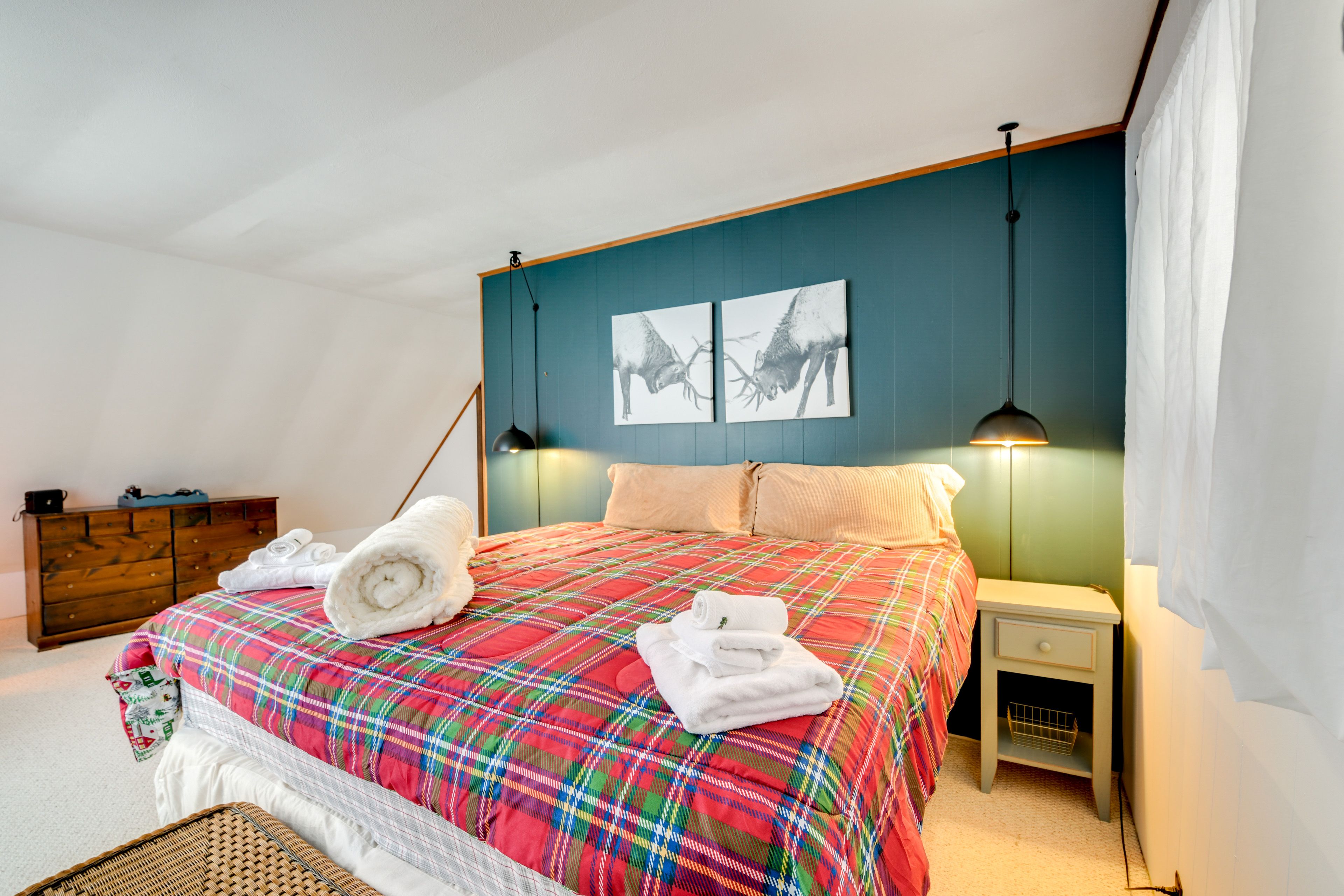 Bedroom 2 | King Bed | Coffee Corner | 2nd Floor