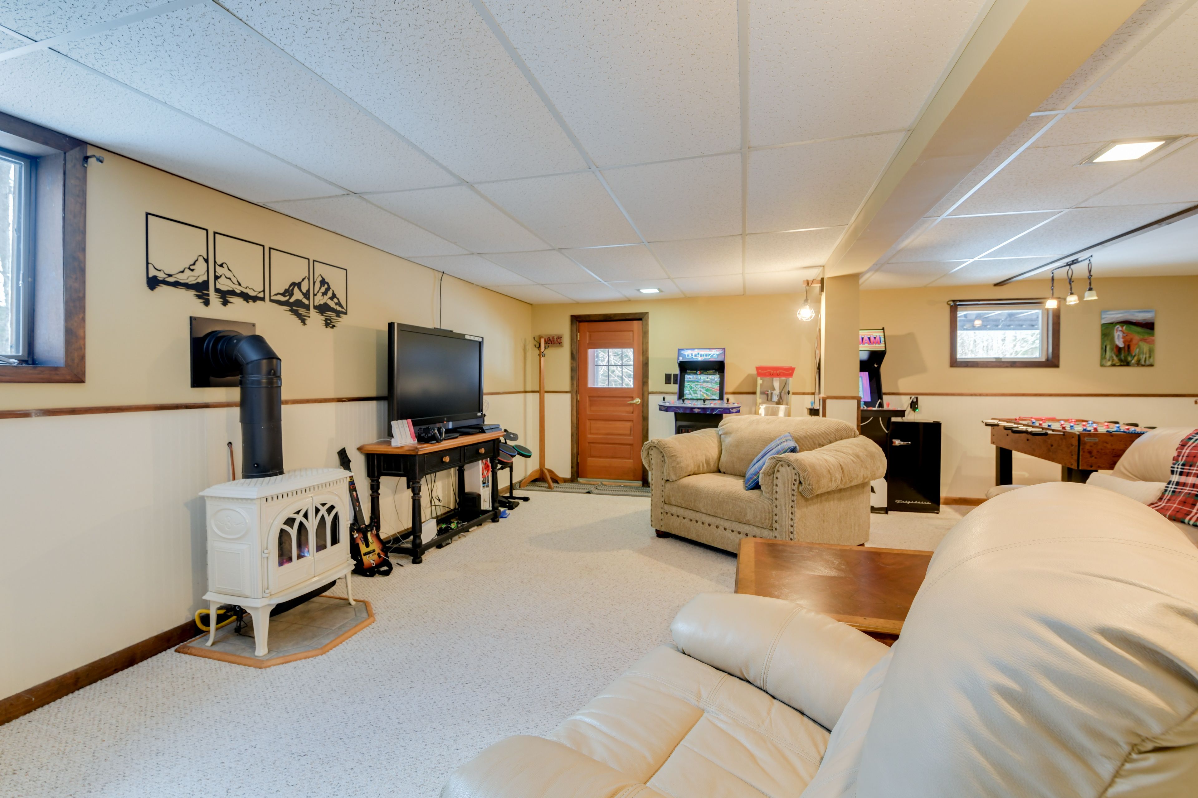 Game Room | Full Sleeper Sofa | Basement | Gas Stove | Smart TV w/ Cable