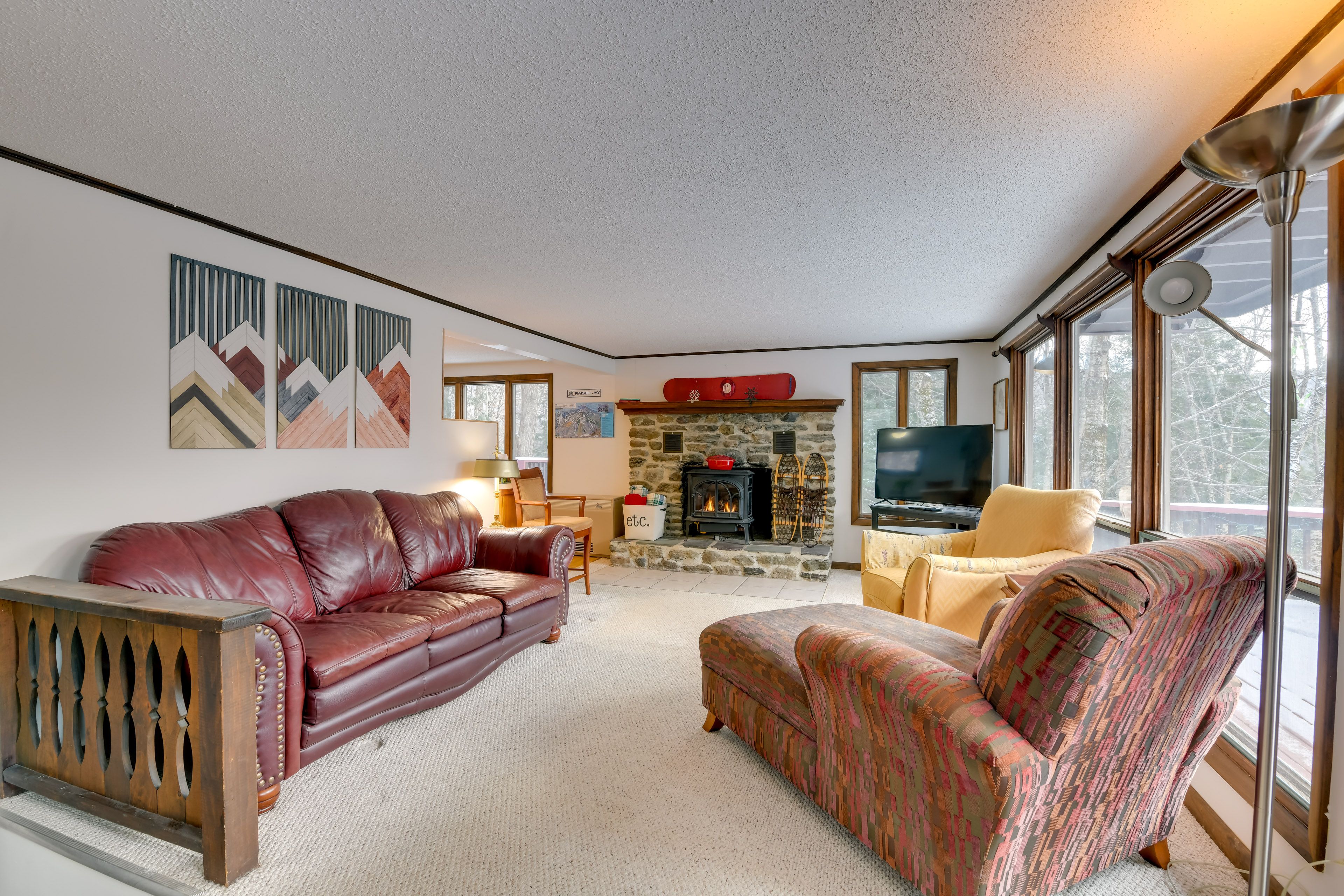 Living Room | Smart TV w/ Cable | Gas Stove | Electric Heat