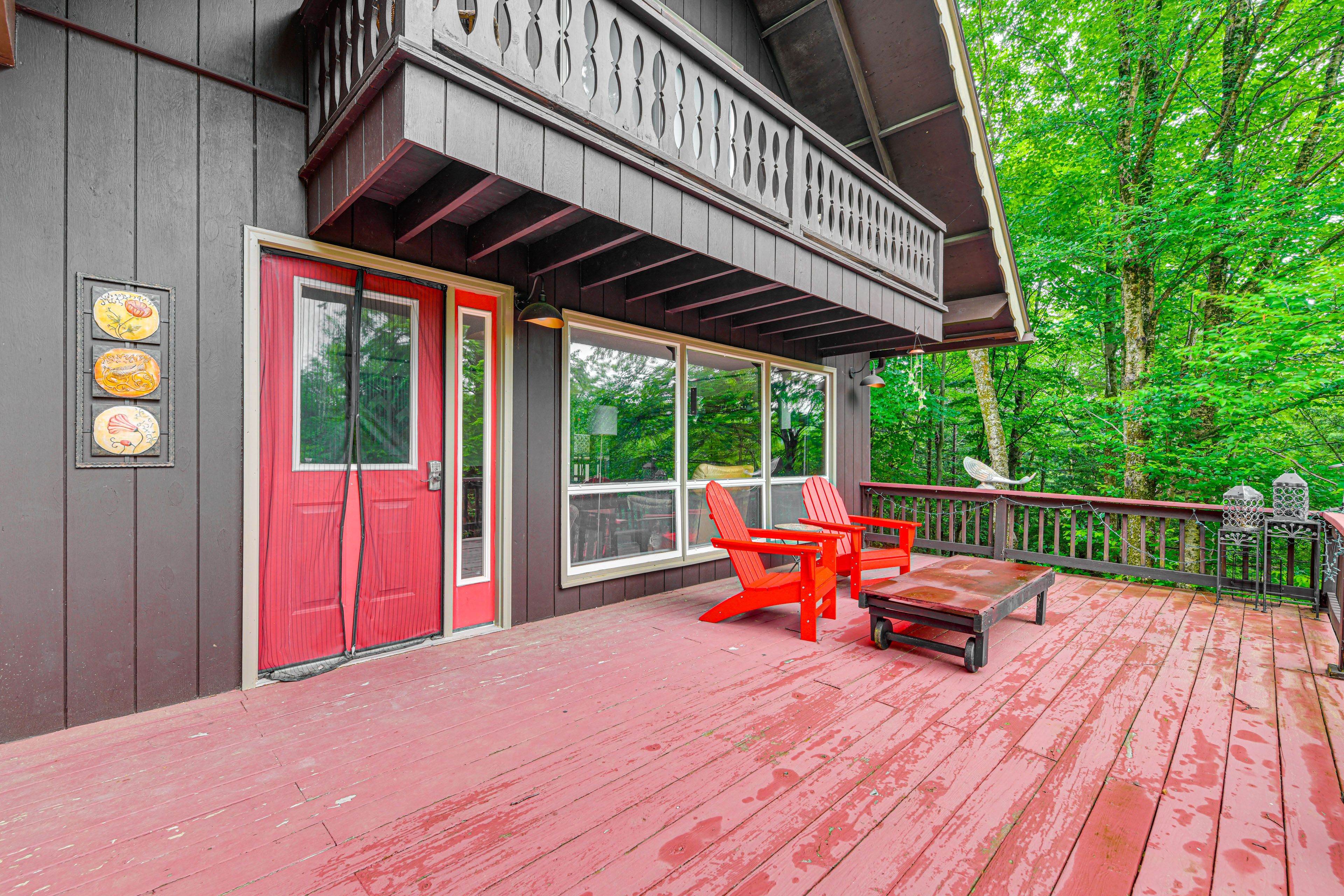 Furnished Deck w/ Seating