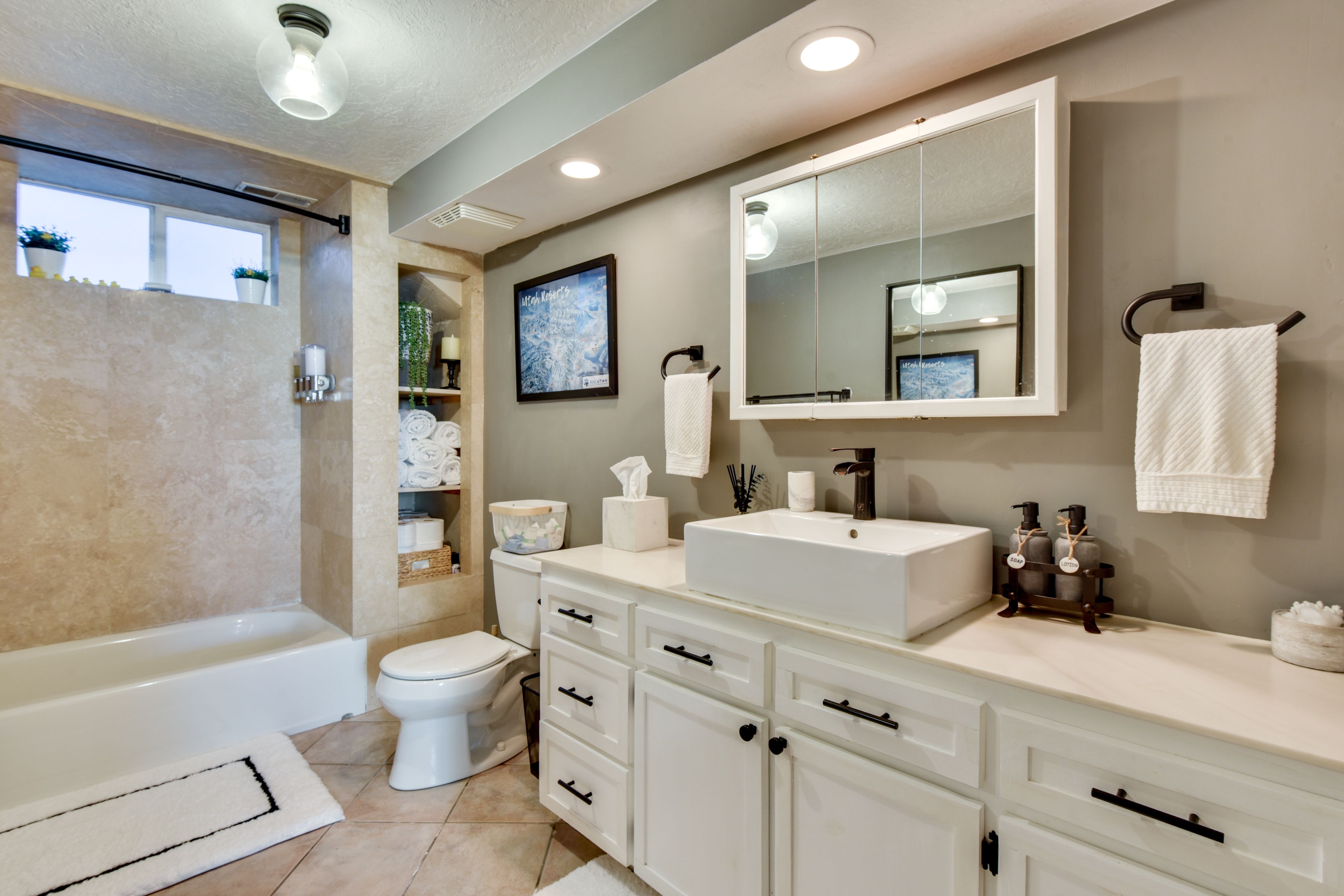 Full Bathroom | Towels Provided | Toiletries