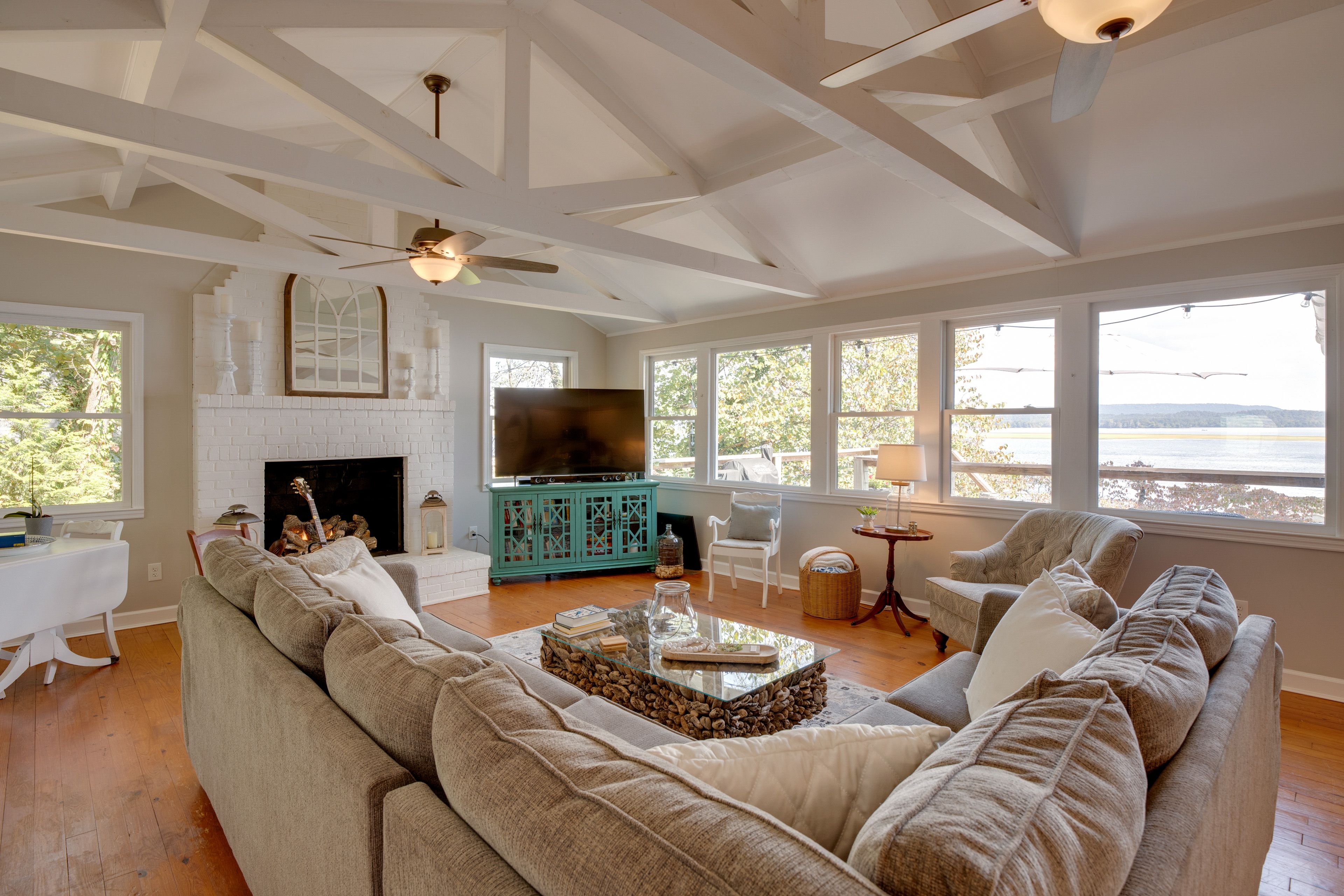 Living Room | Free WiFi | Smart TV | Central A/C | Board Games