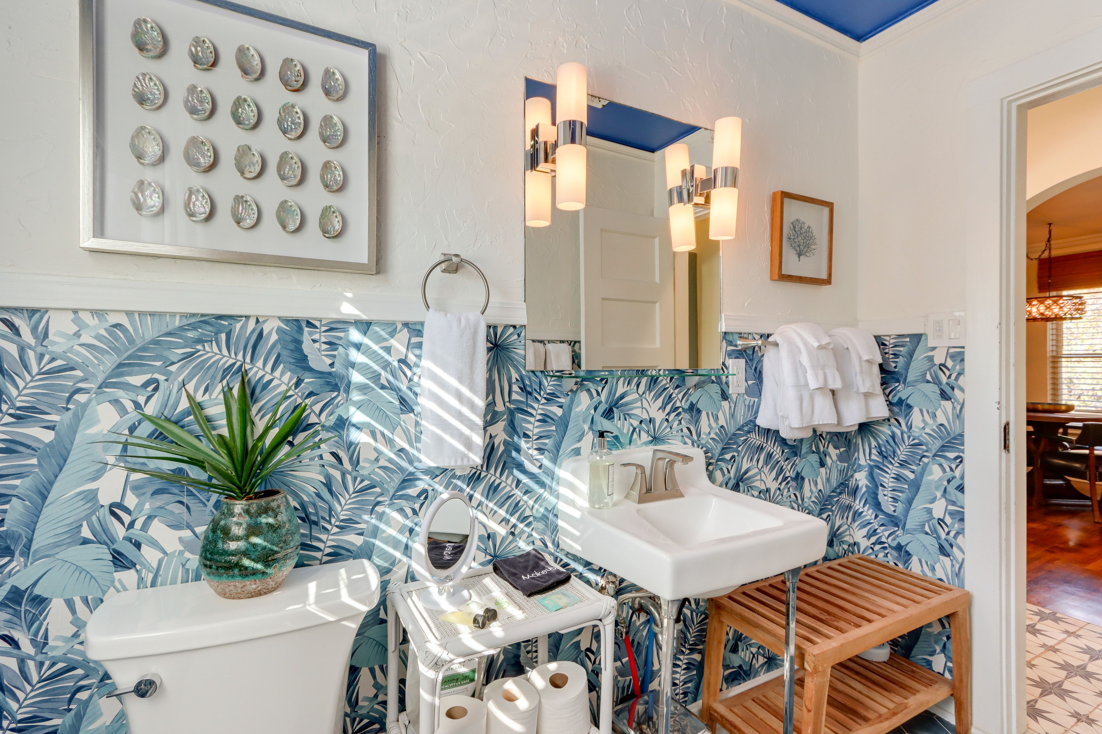 Full Bathroom | Complimentary Toiletries