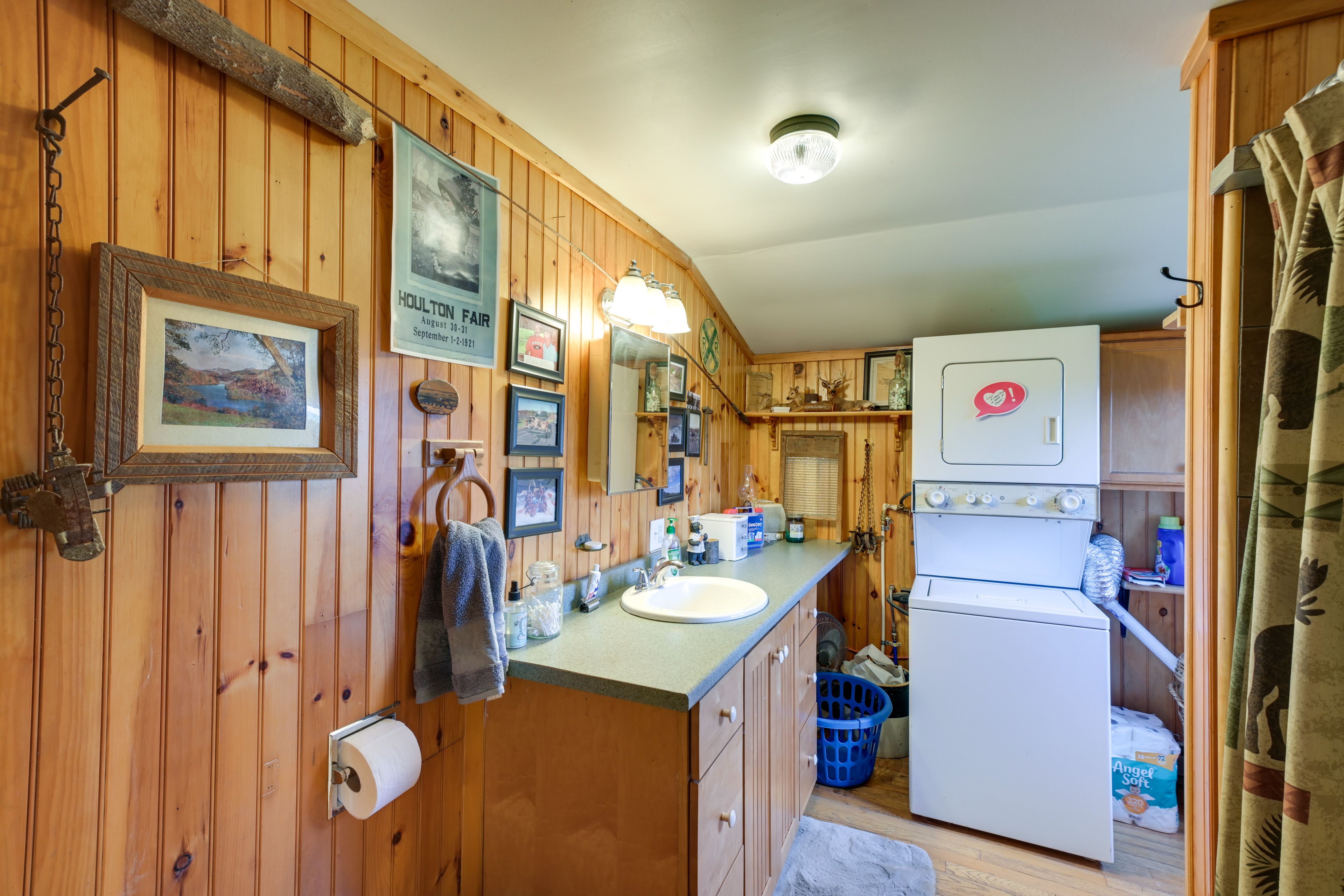 Bathroom | Complimentary Toiletries | Towels Provided