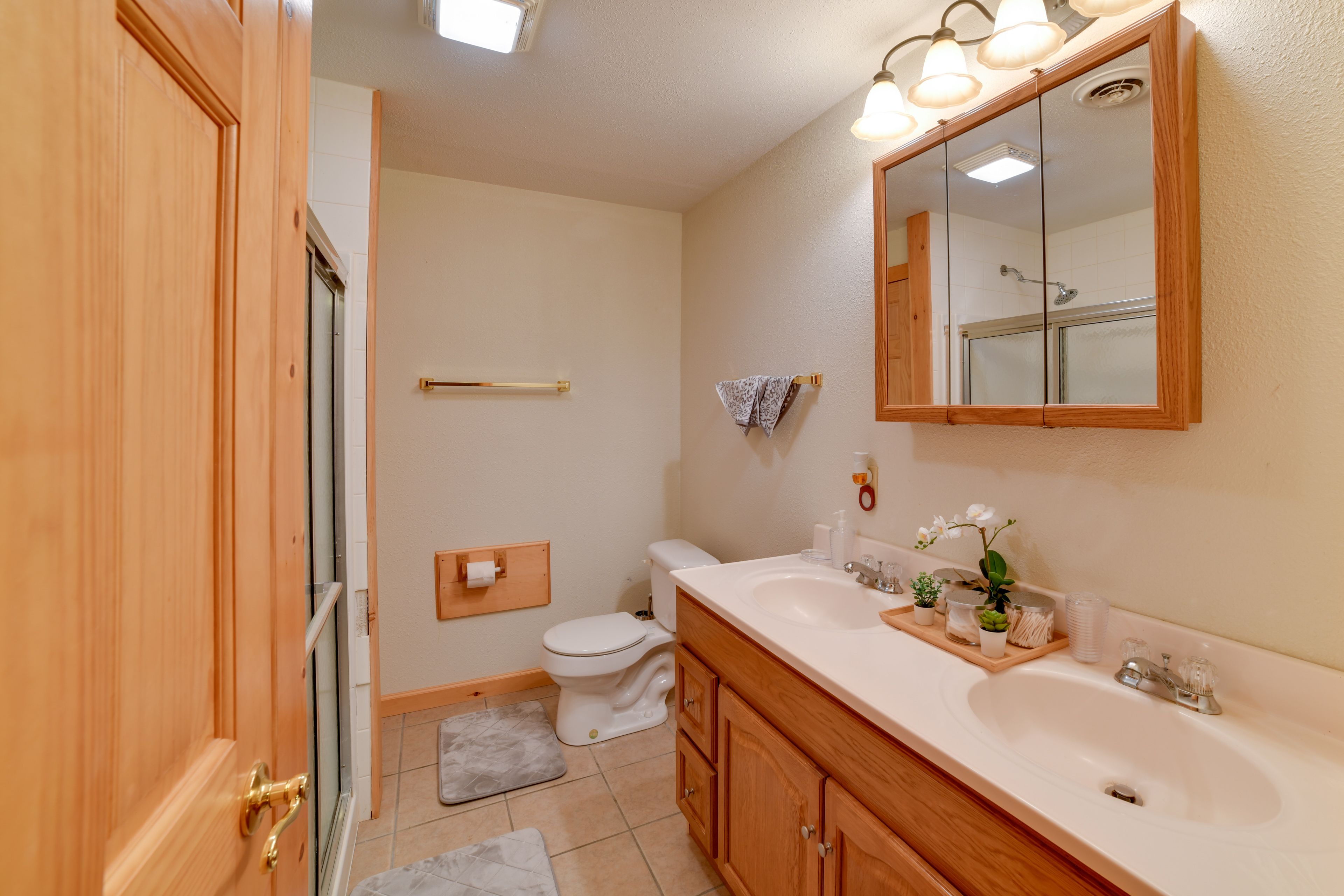 Full Bathroom | Complimentary Toiletries