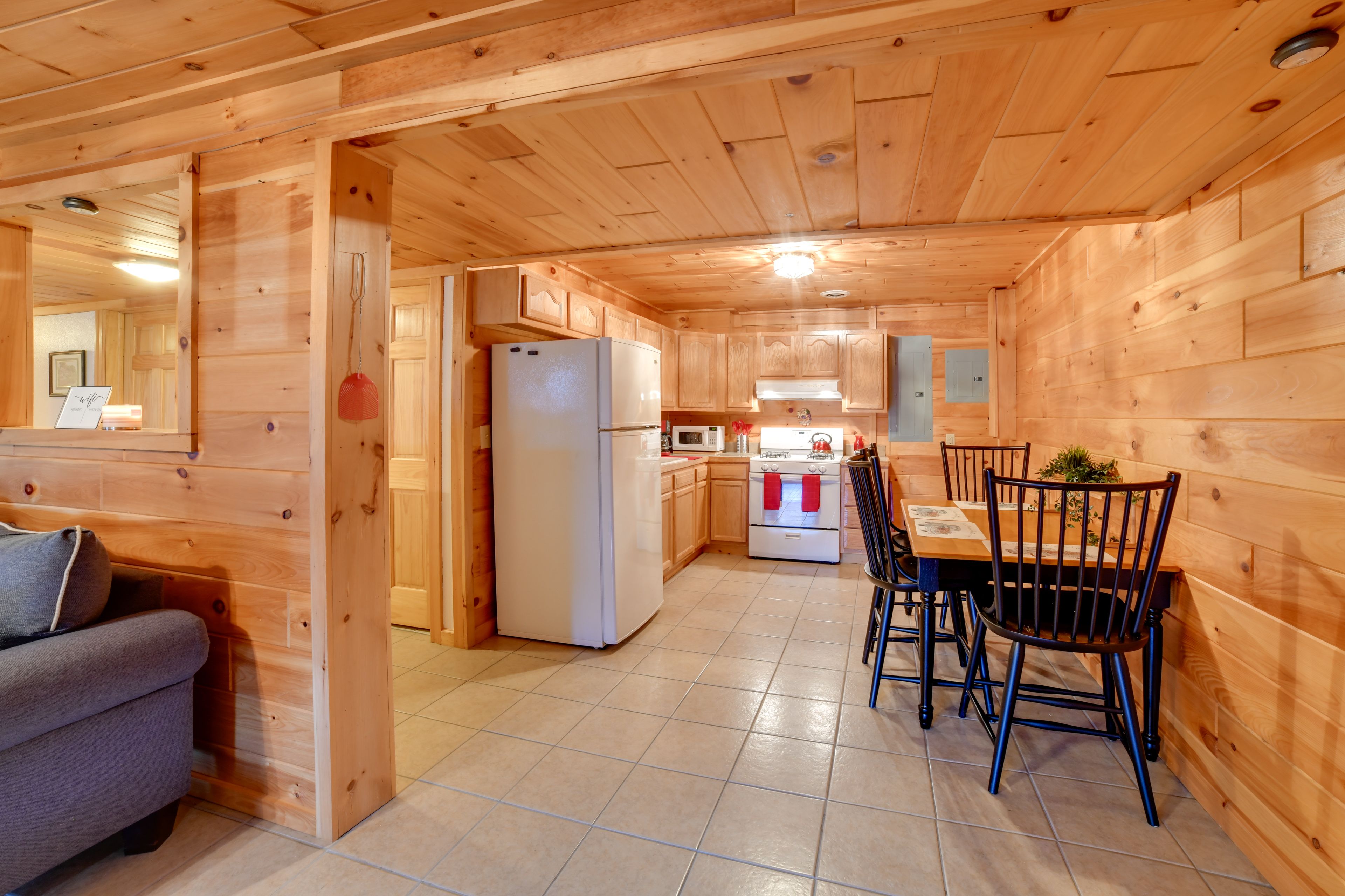 Dining Area | Dishware & Flatware Provided