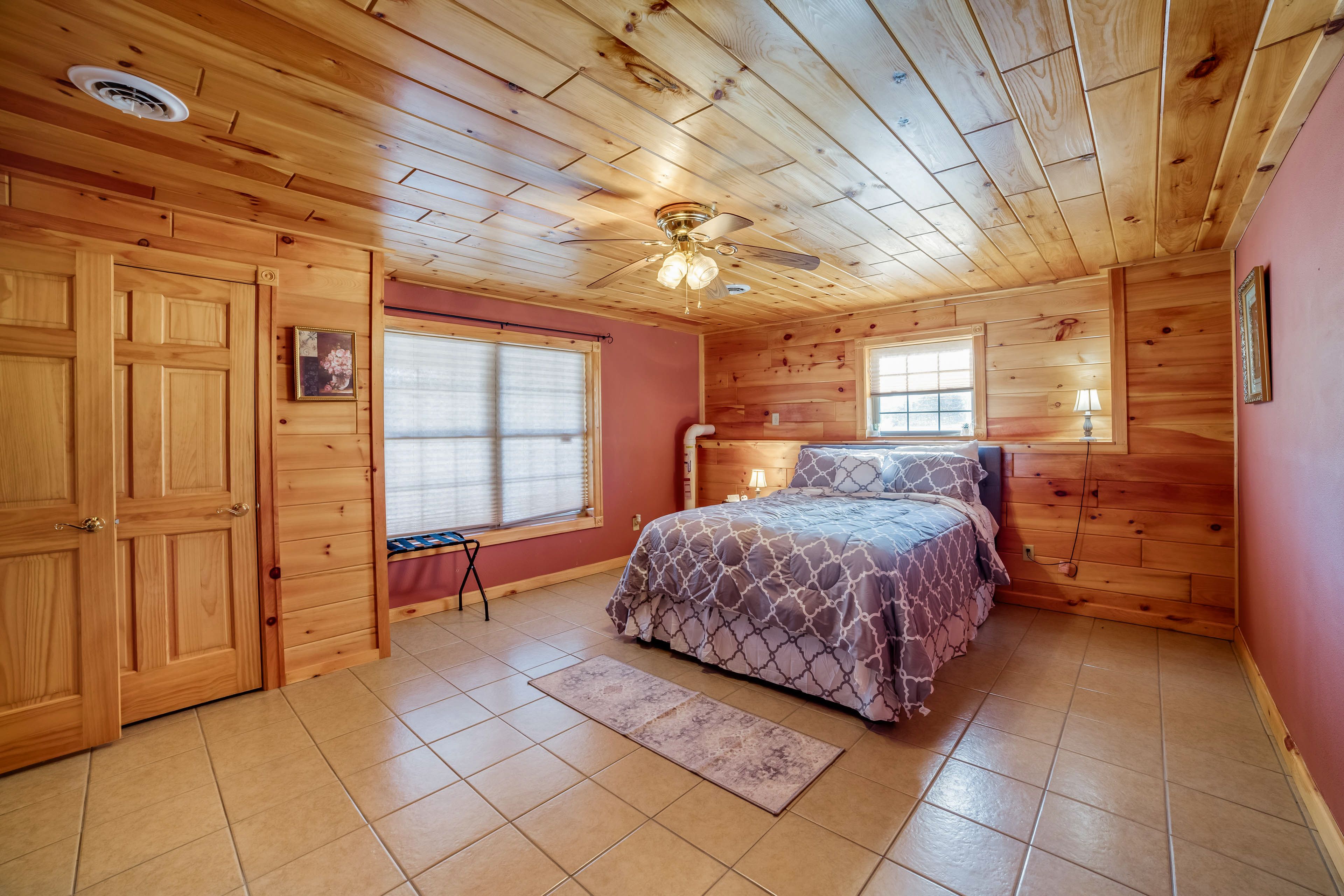 Bedroom 1 | Queen Bed | Ground Floor