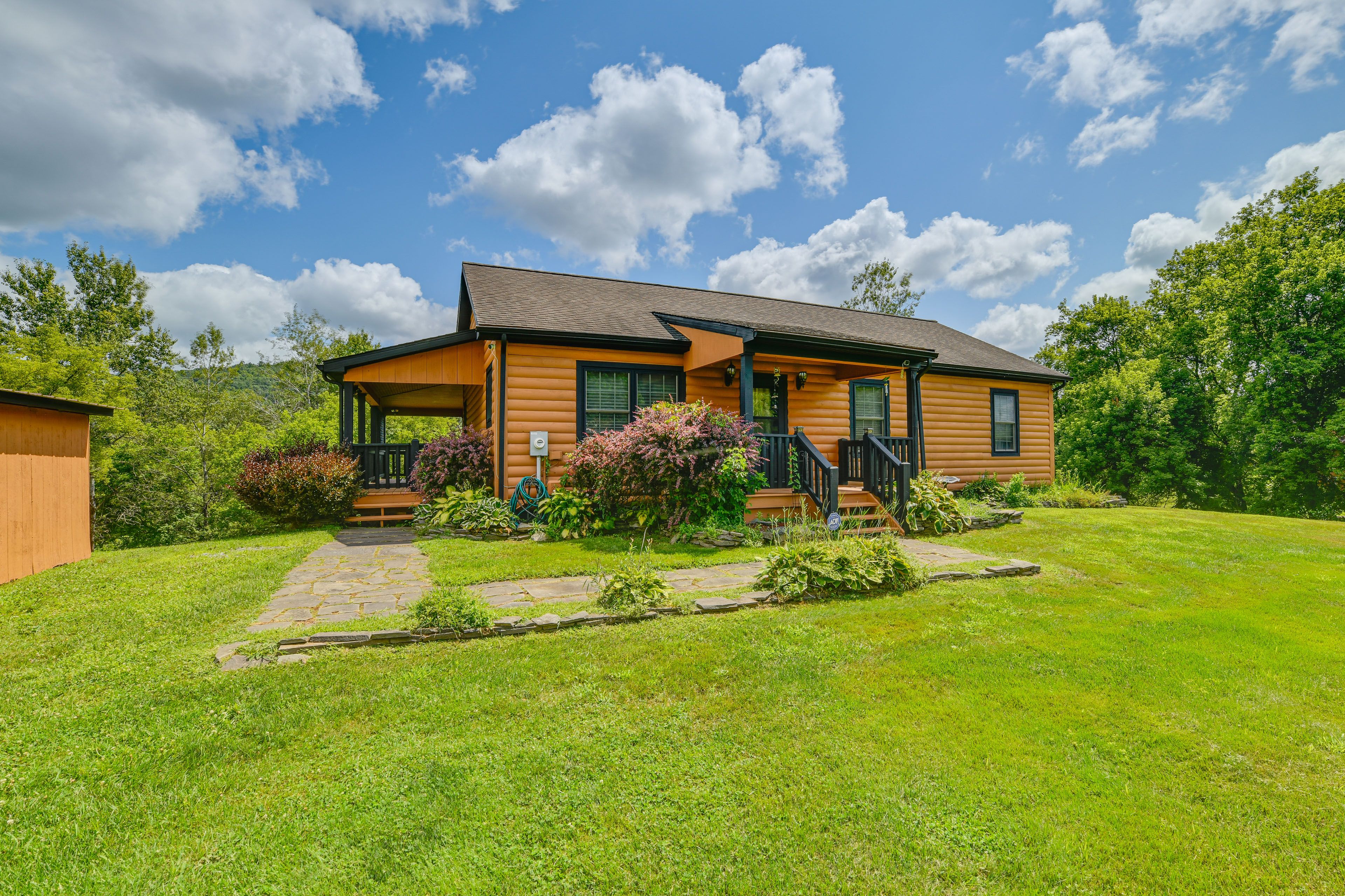 Parking | Driveway (4 Vehicles) | Garage Parking (1 Vehicle)