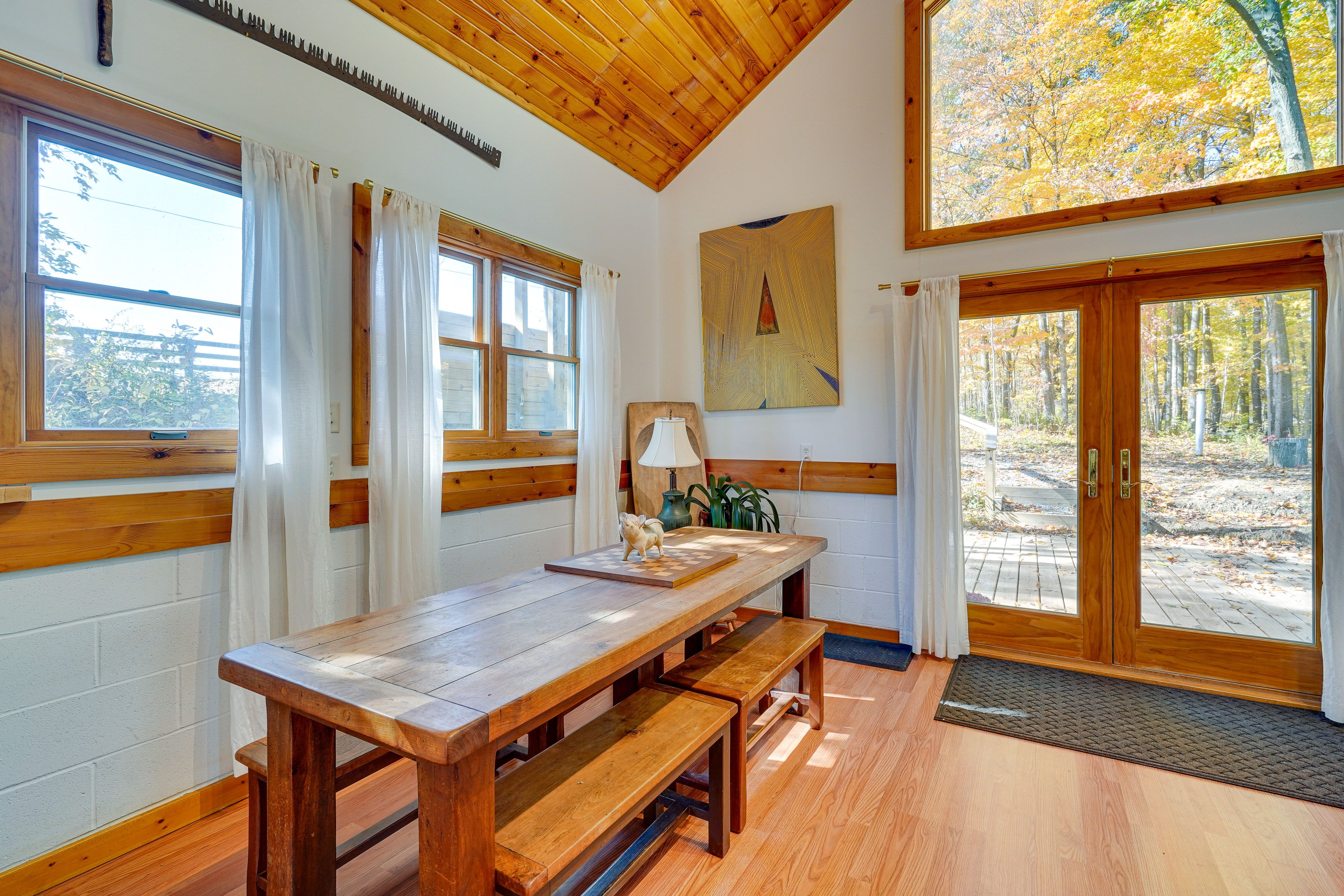 Dining Area | Dishware & Flatware Provided