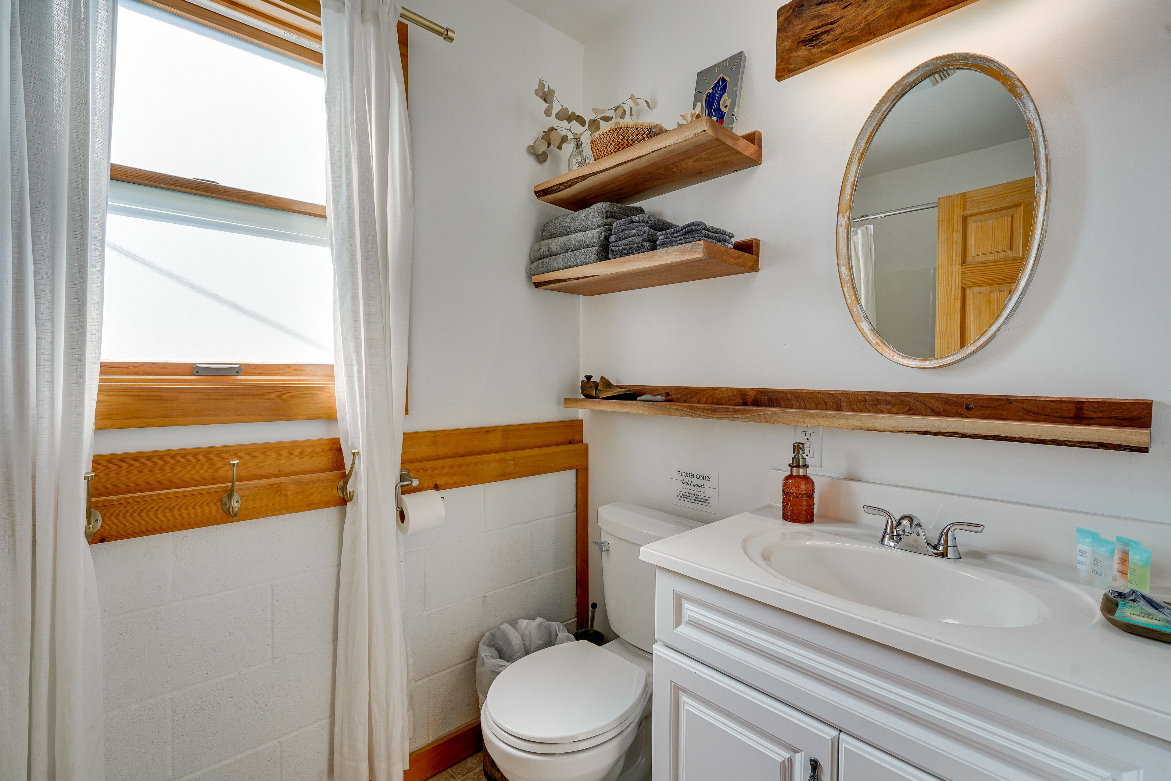 Full Bathroom | Complimentary Toiletries | 1st Floor