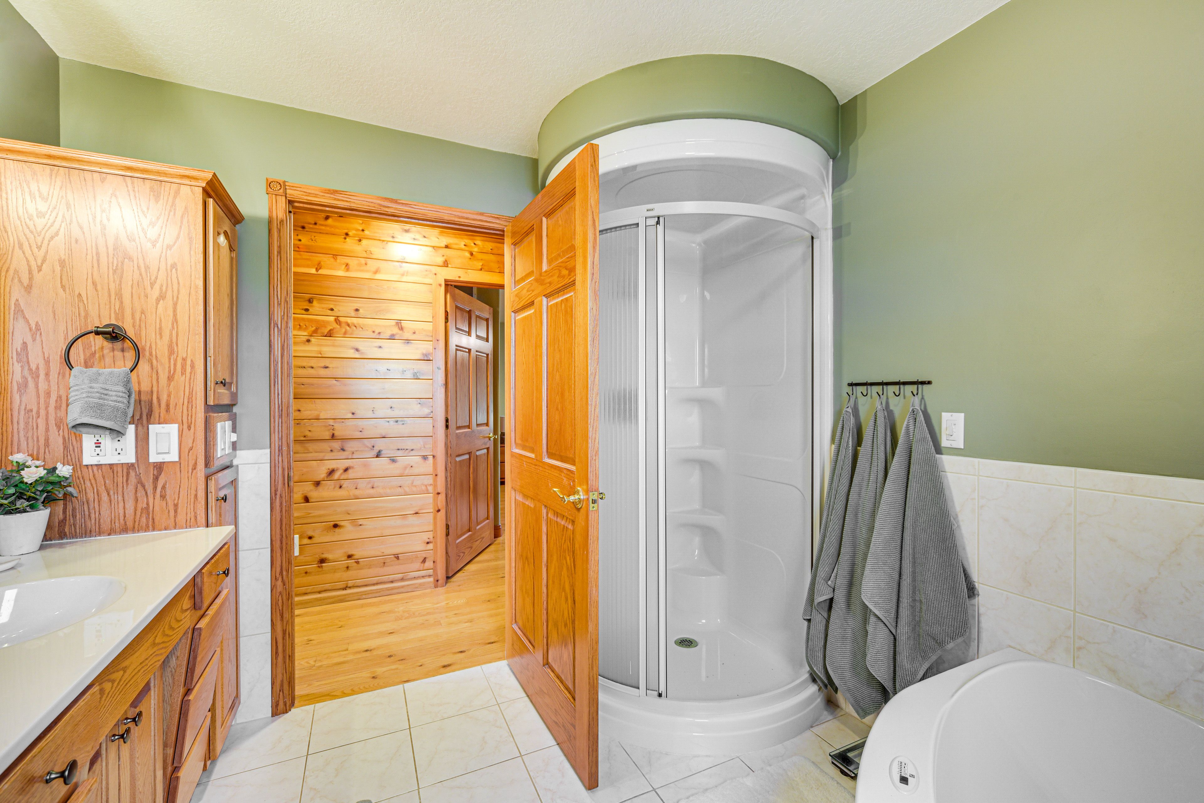 Full Bathroom | Main Level | Complimentary Toiletries