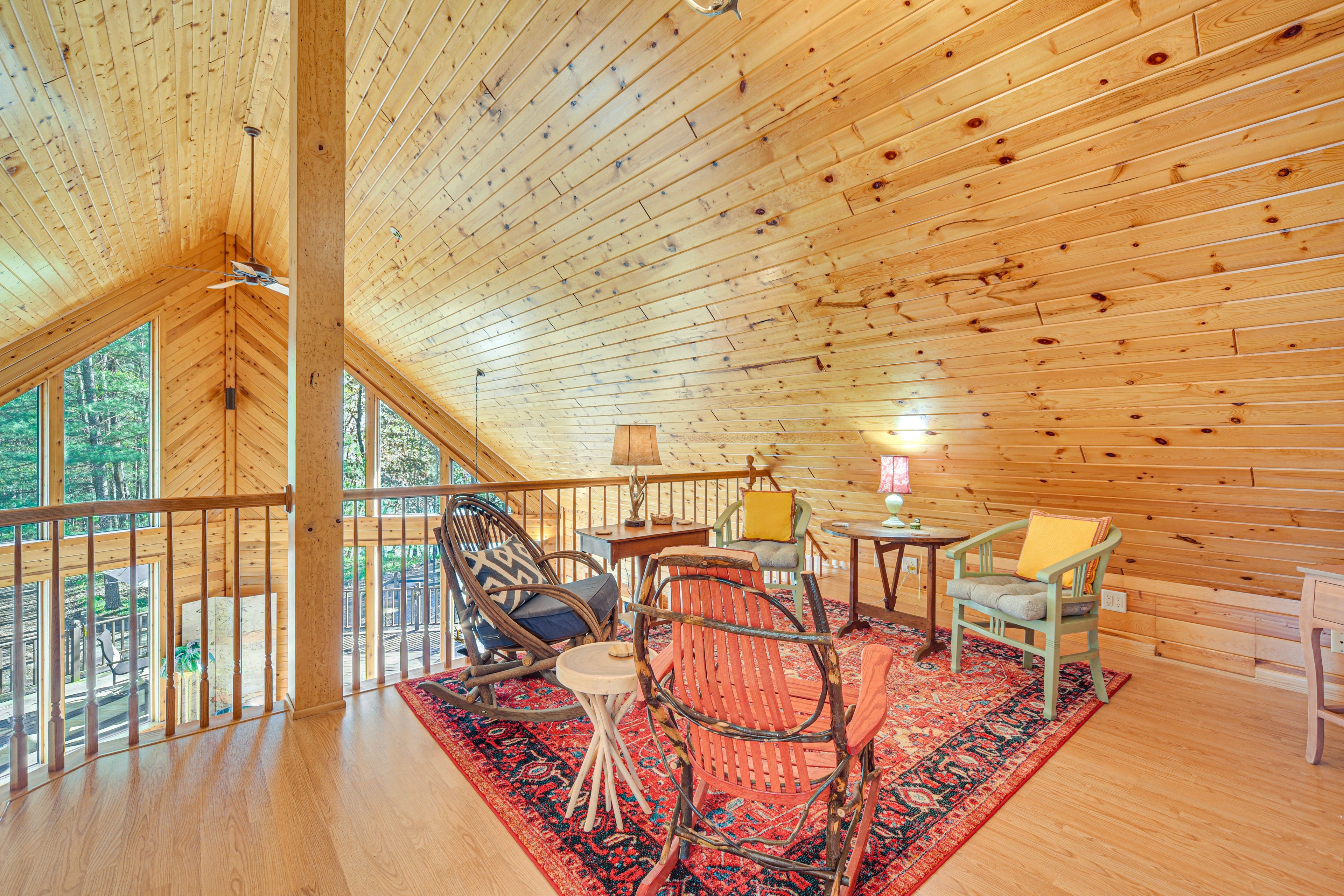 Sitting Area (Loft) | Upper Level