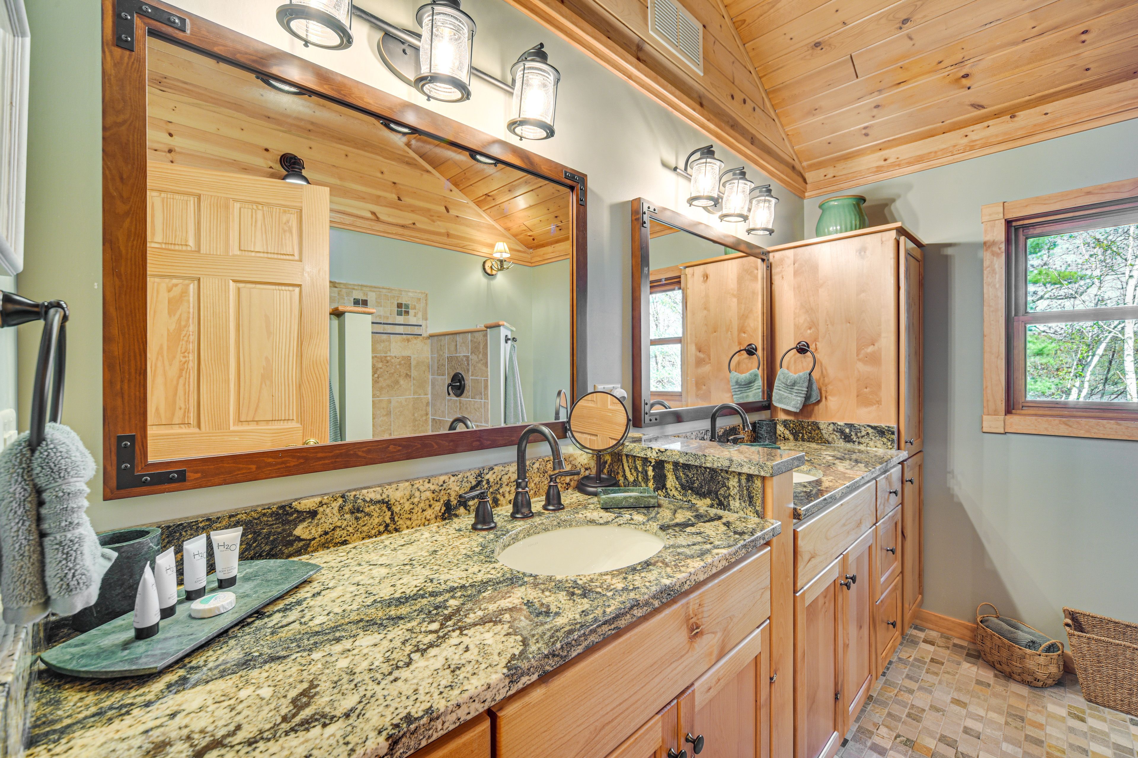 Full Bathroom | Upper Level | Towels Provided
