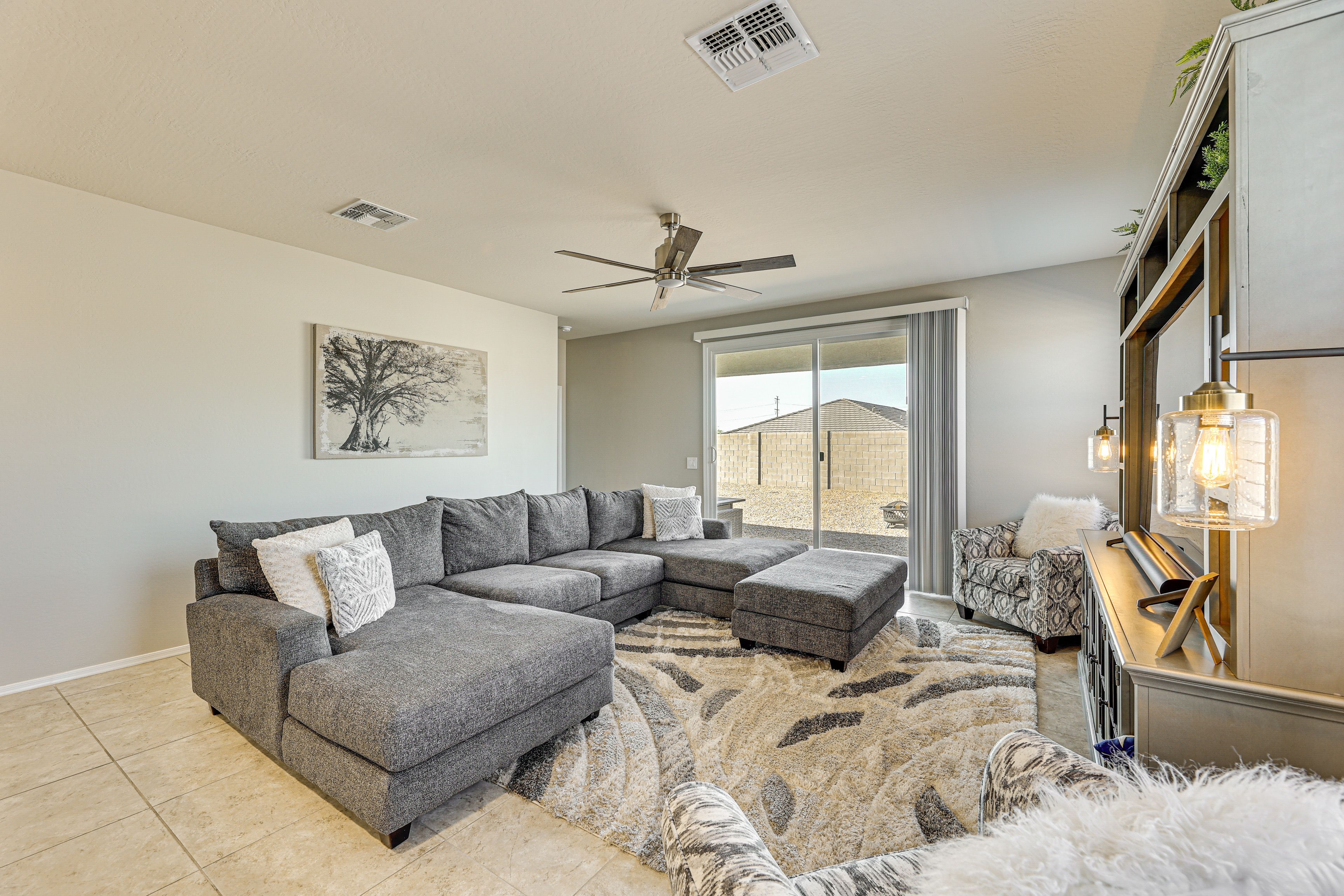 Living Room | Smart TV | Free WiFi | Central A/C & Heating | Board Games