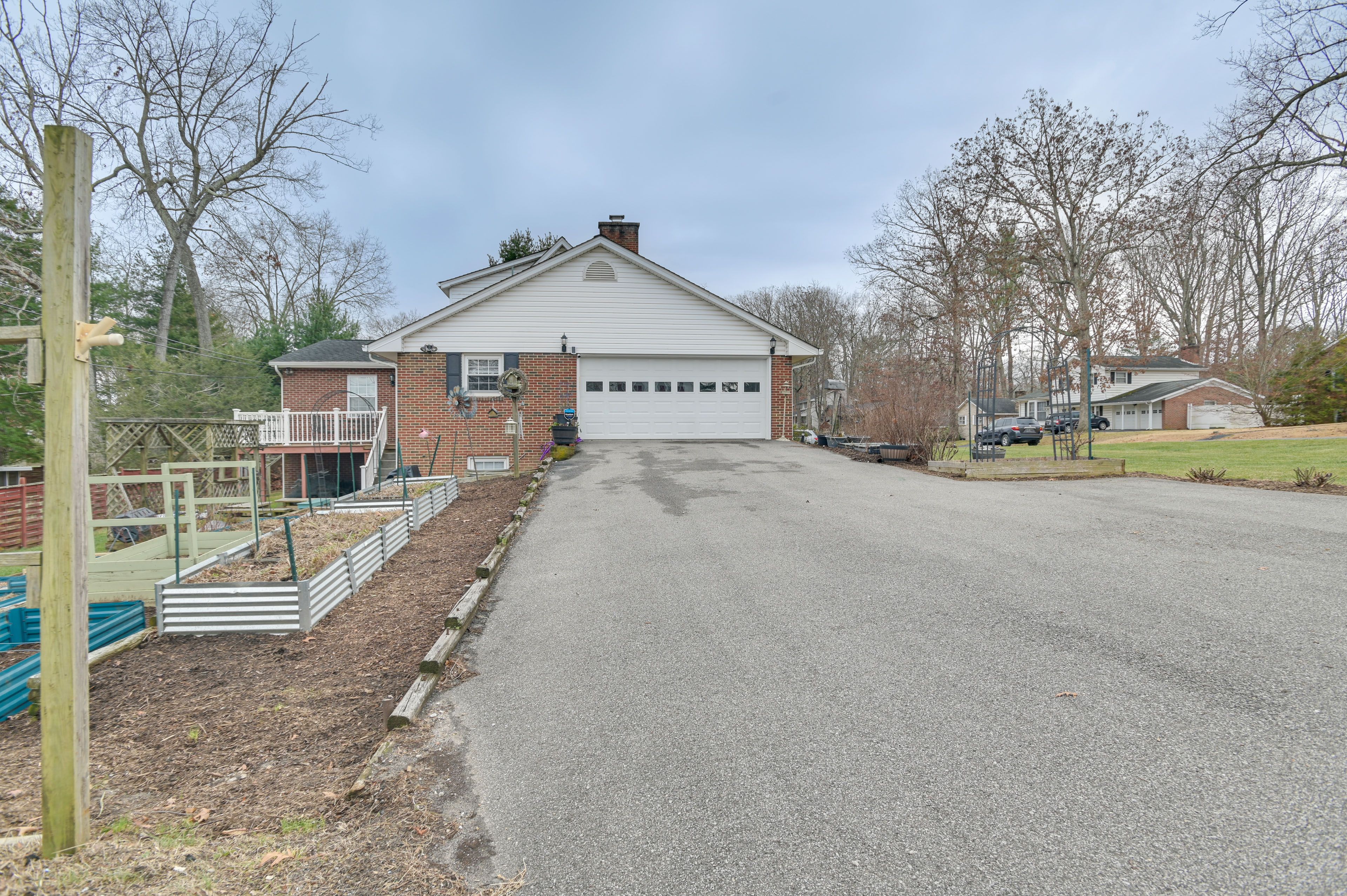 Parking | Driveway (5 Vehicles)
