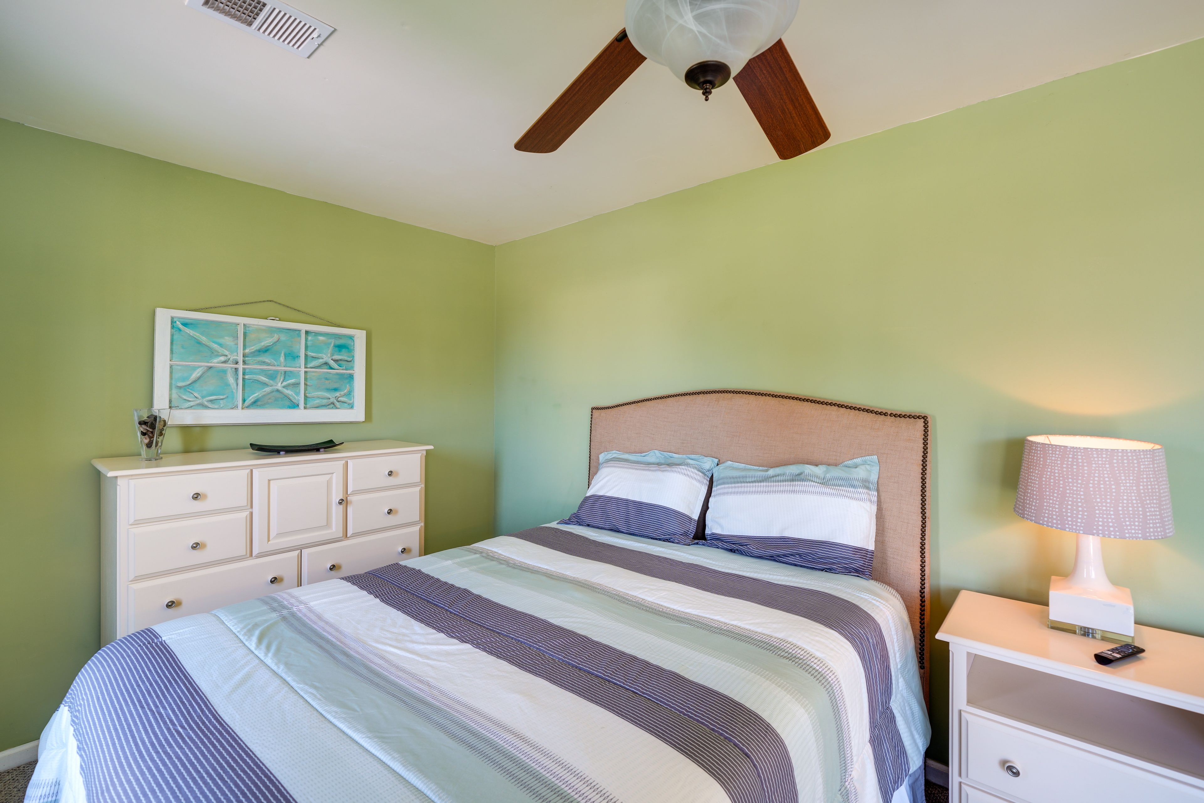 Bedroom 1 | Queen Bed | Smart TV | En-Suite Bathroom