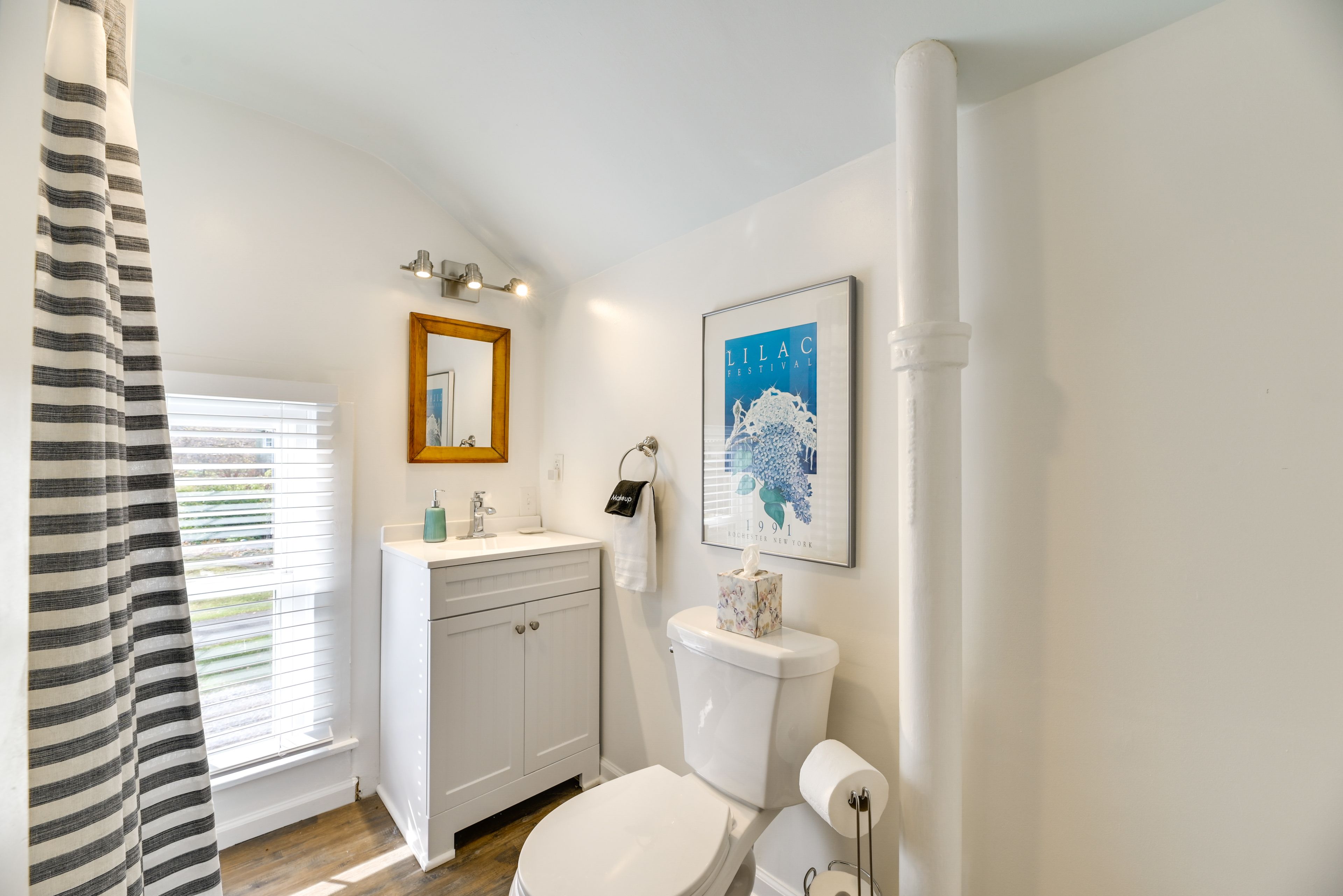 Full Bathroom (Apartment)