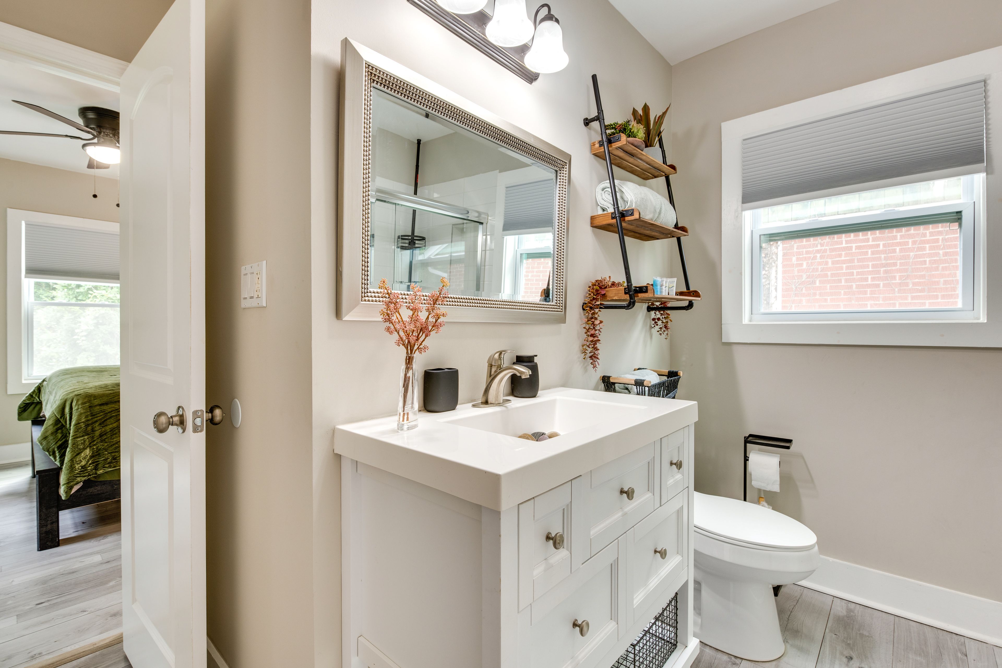 En-Suite Bathroom | Main Floor | Complimentary Toiletries