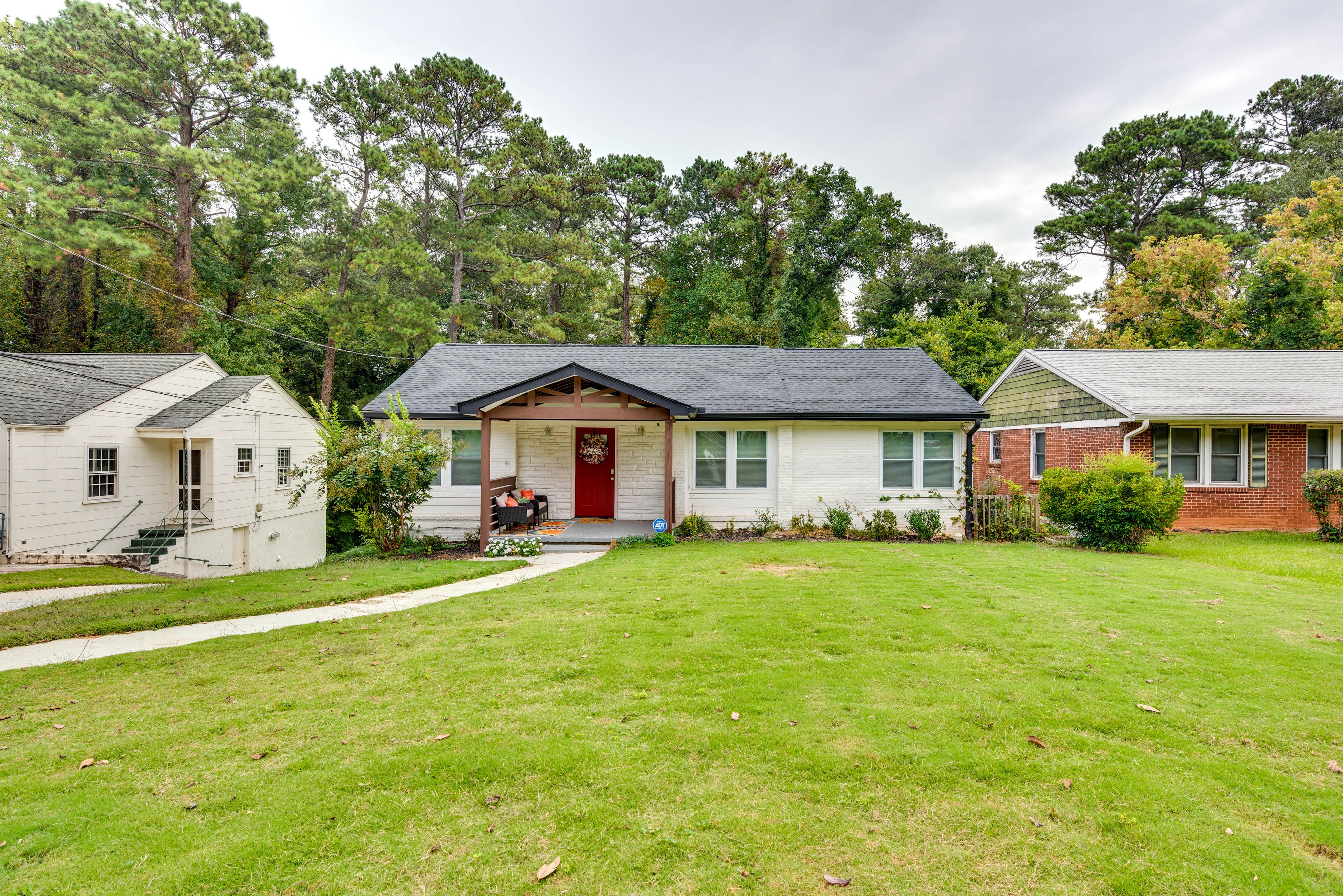 Property Exterior | Driveway (4 Vehicles)