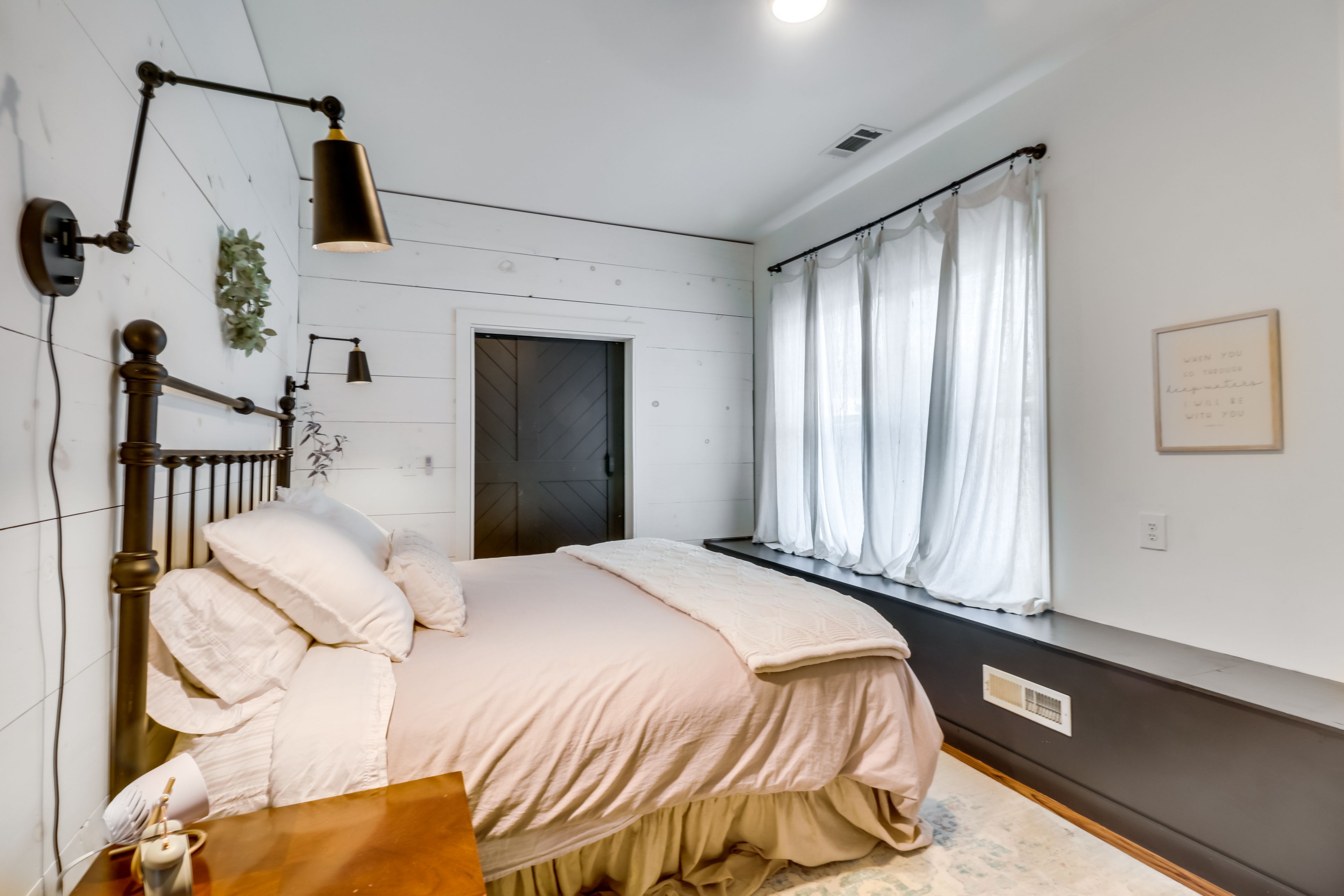 Bedroom | King Bed | Linens Provided