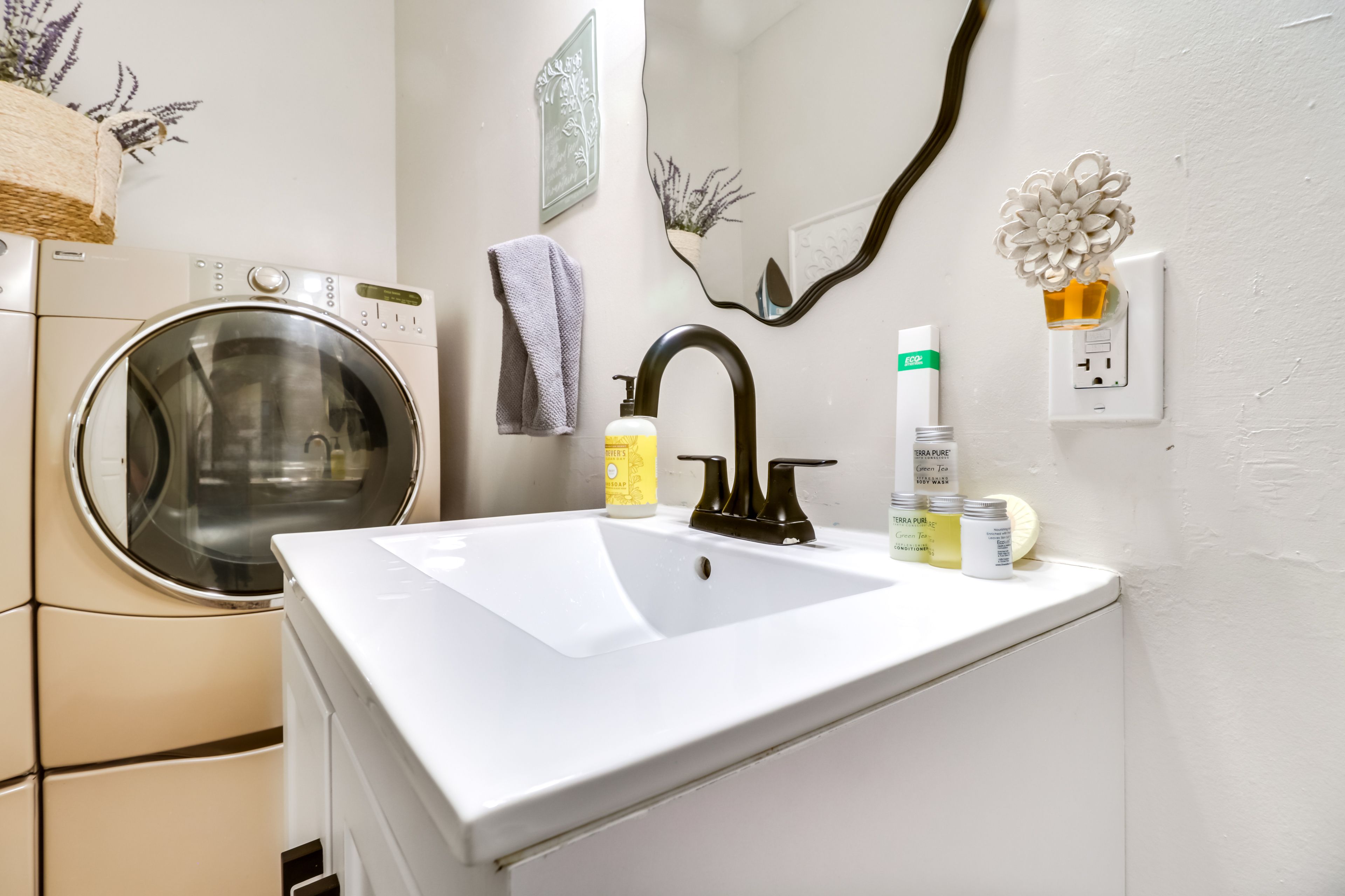 Full Bathroom | Towels Provided
