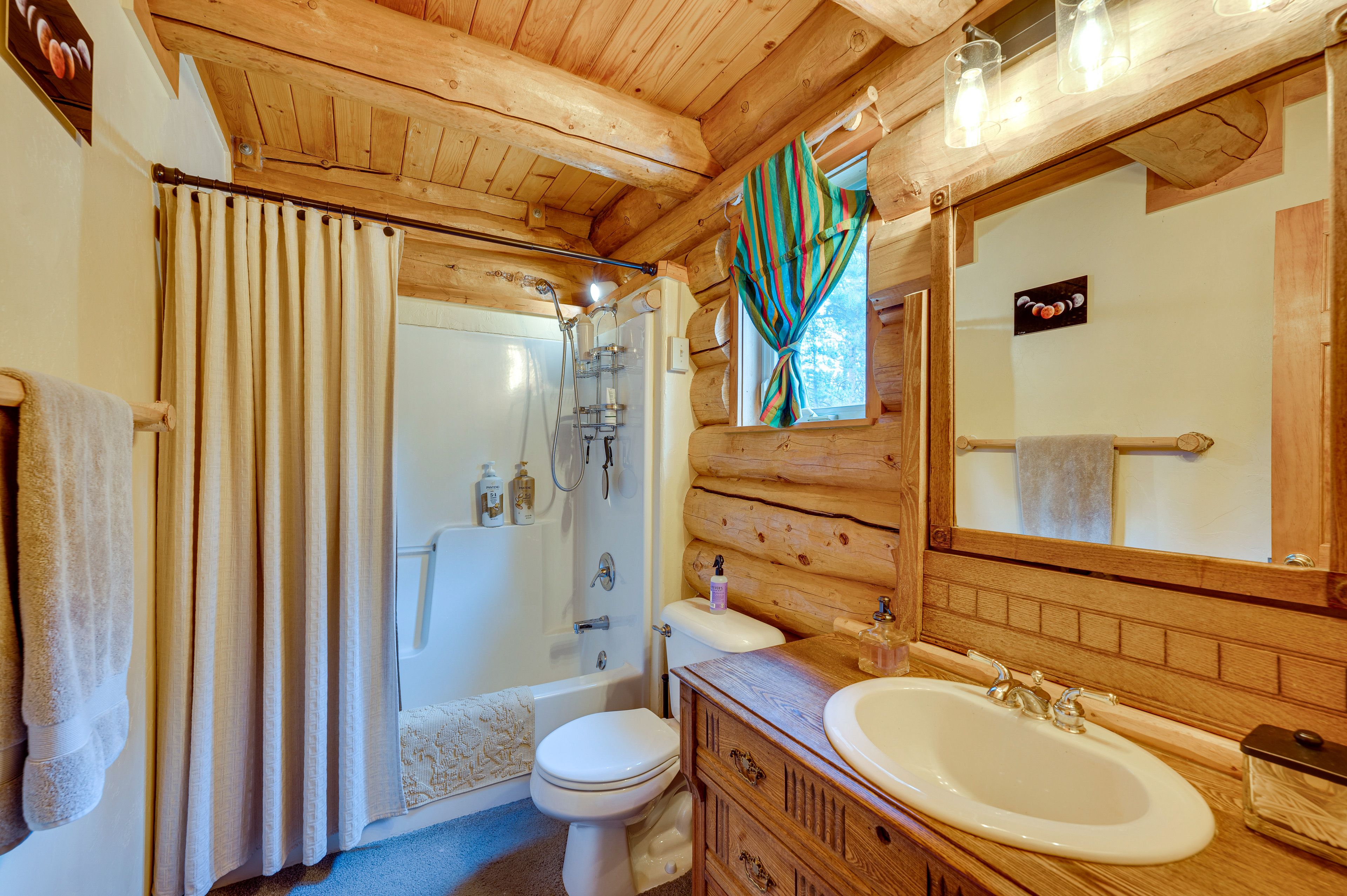 Full Bathroom | Towels Provided