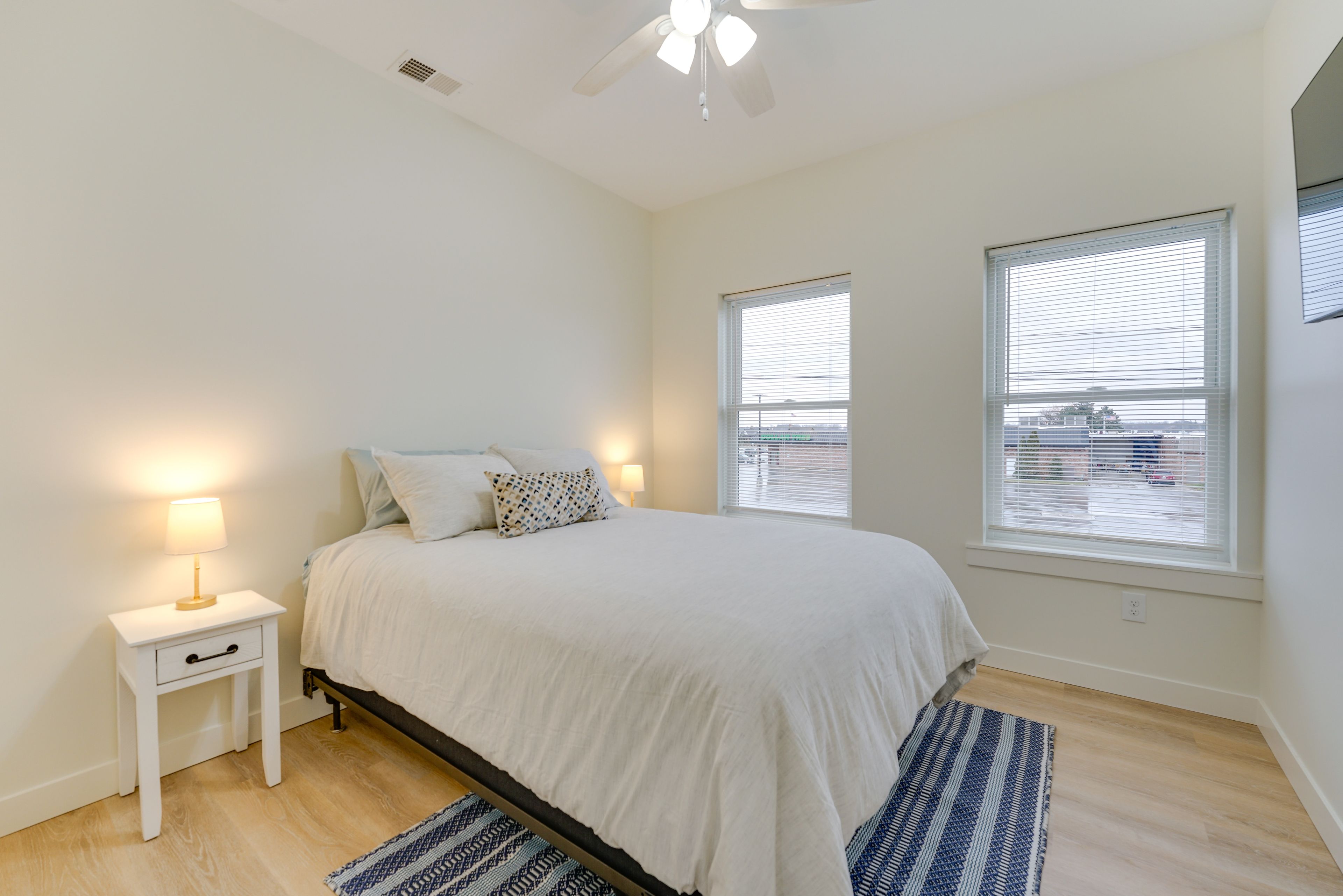 Bedroom 1 | Queen Bed | Smart TV | En-Suite Bathroom