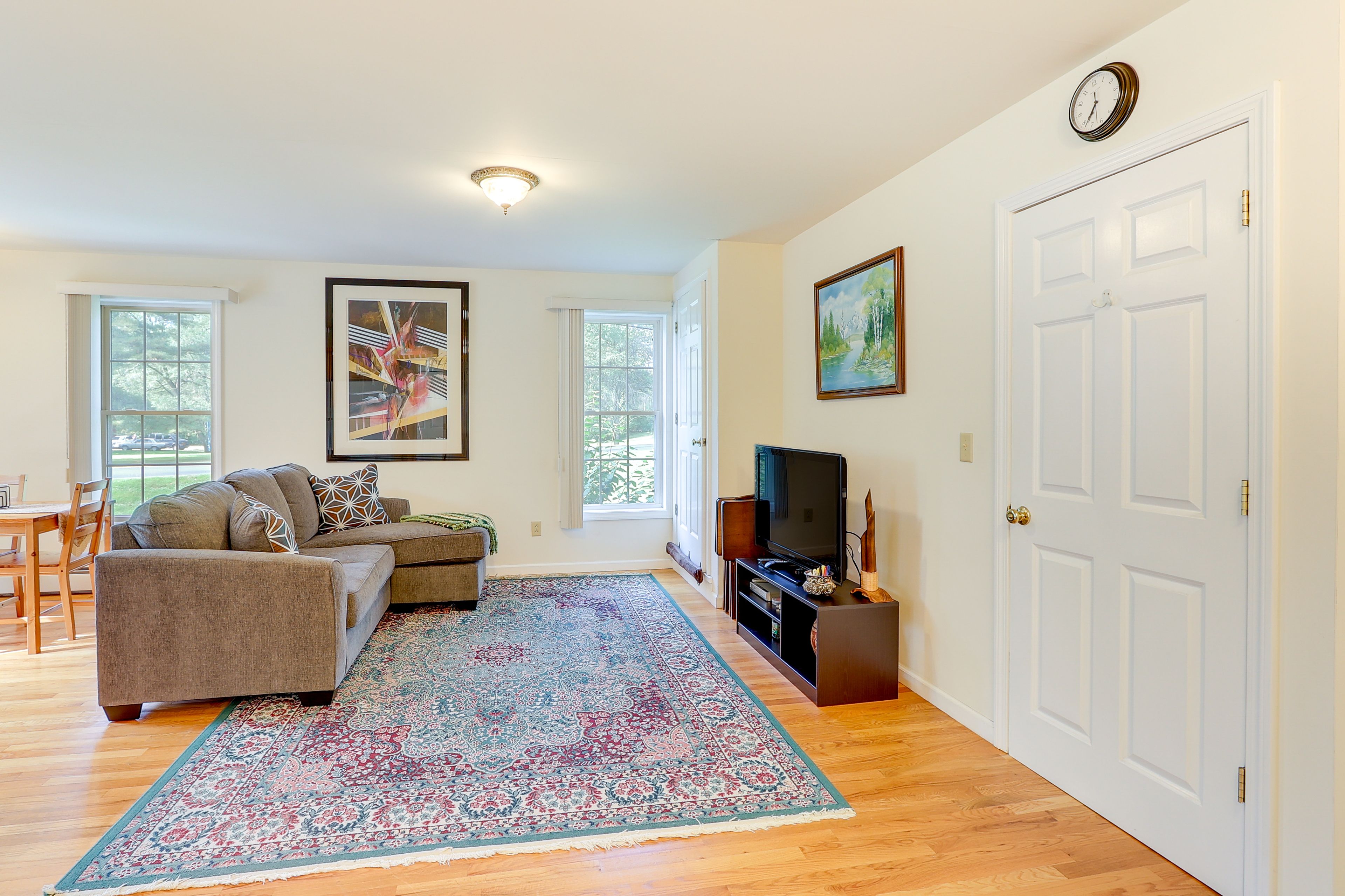 Living Room | Smart TV | Free WiFi