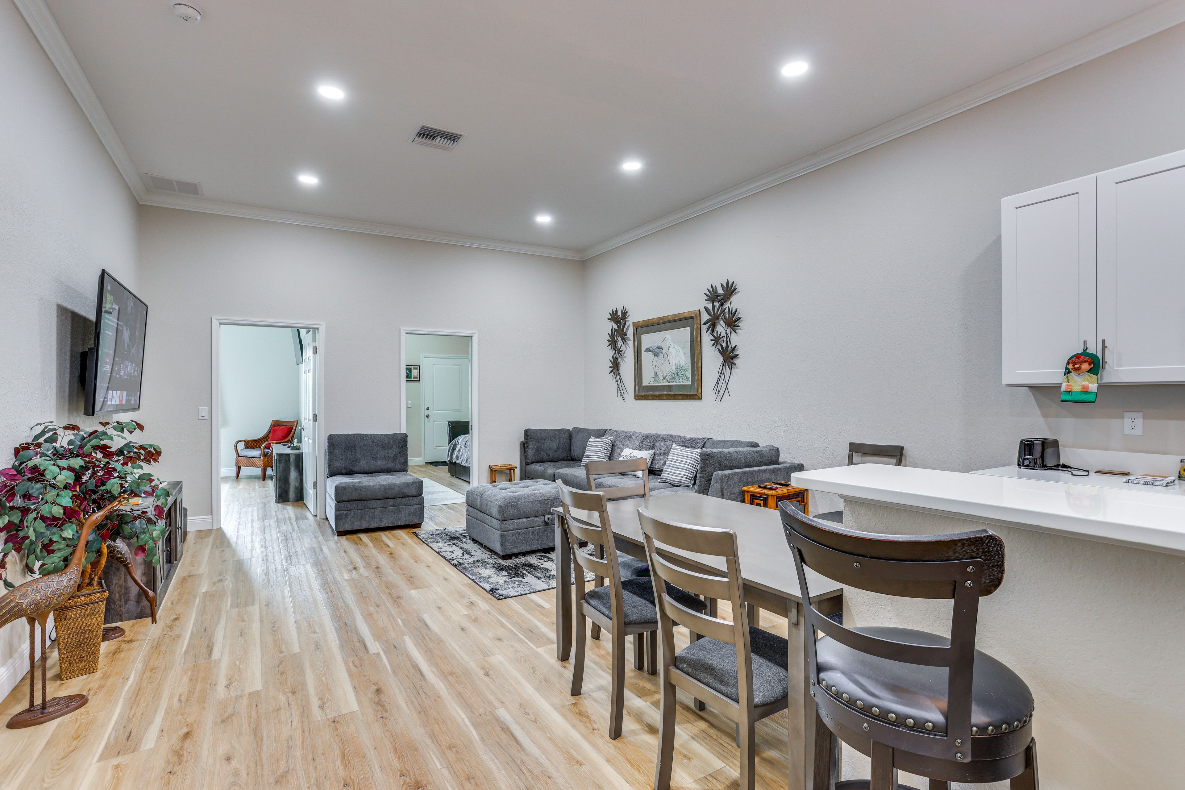 Dining Area | Dishware & Flatware Provided