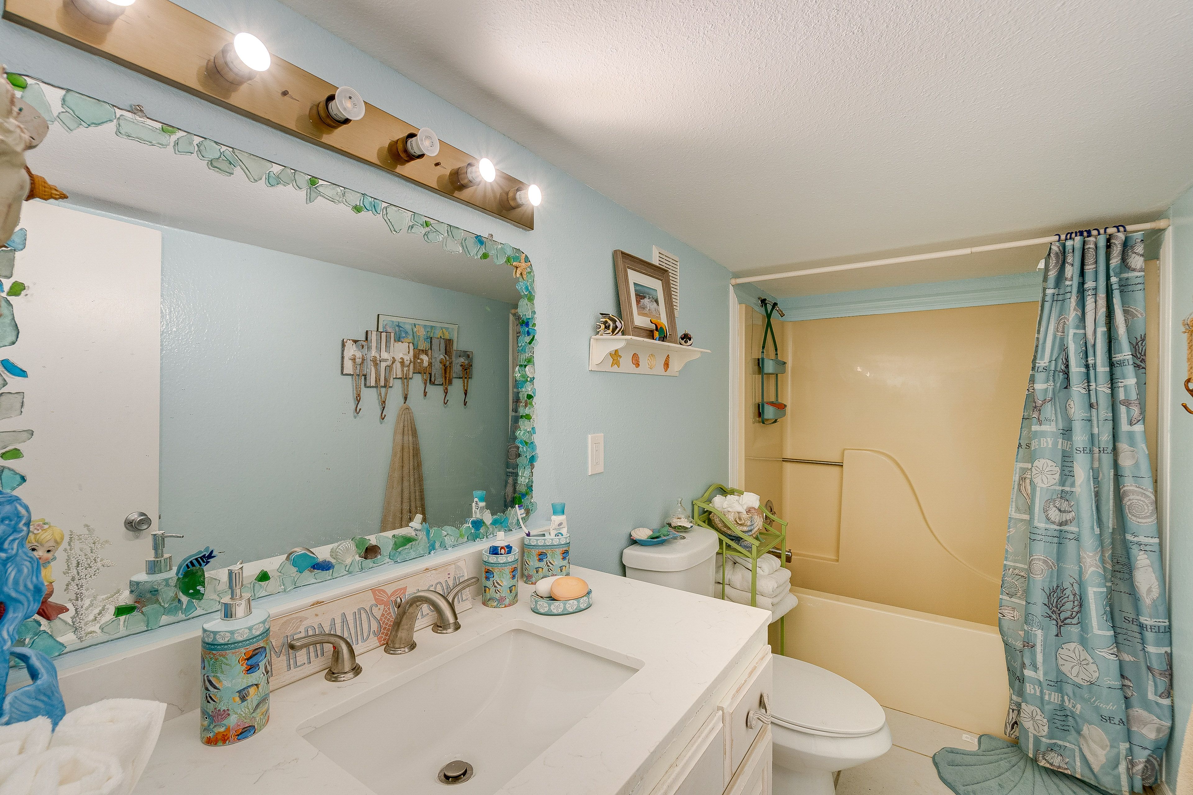 Full Bathroom | Towels Provided | Shower/Tub Combo