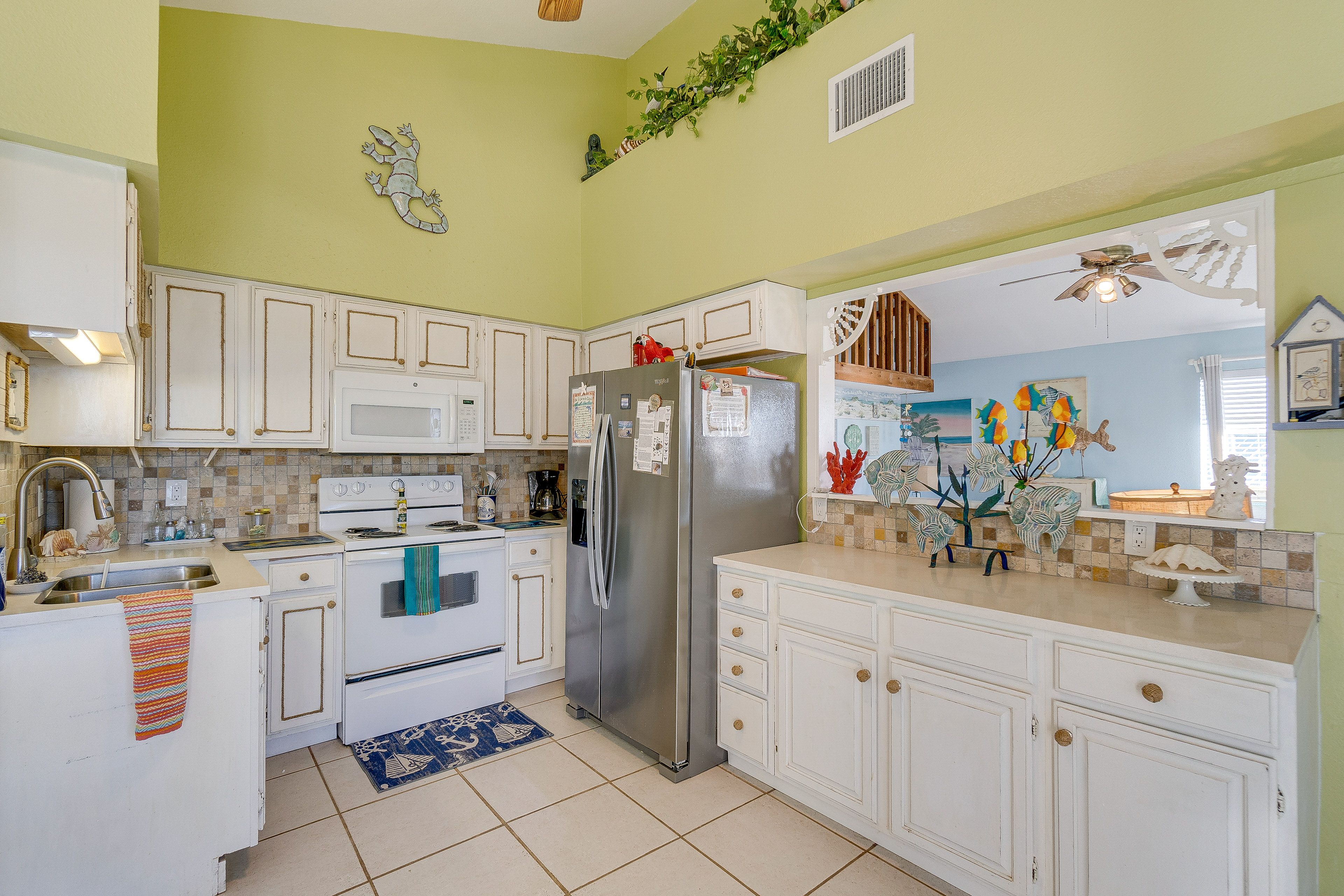 Kitchen | Equipped w/ Cooking Basics