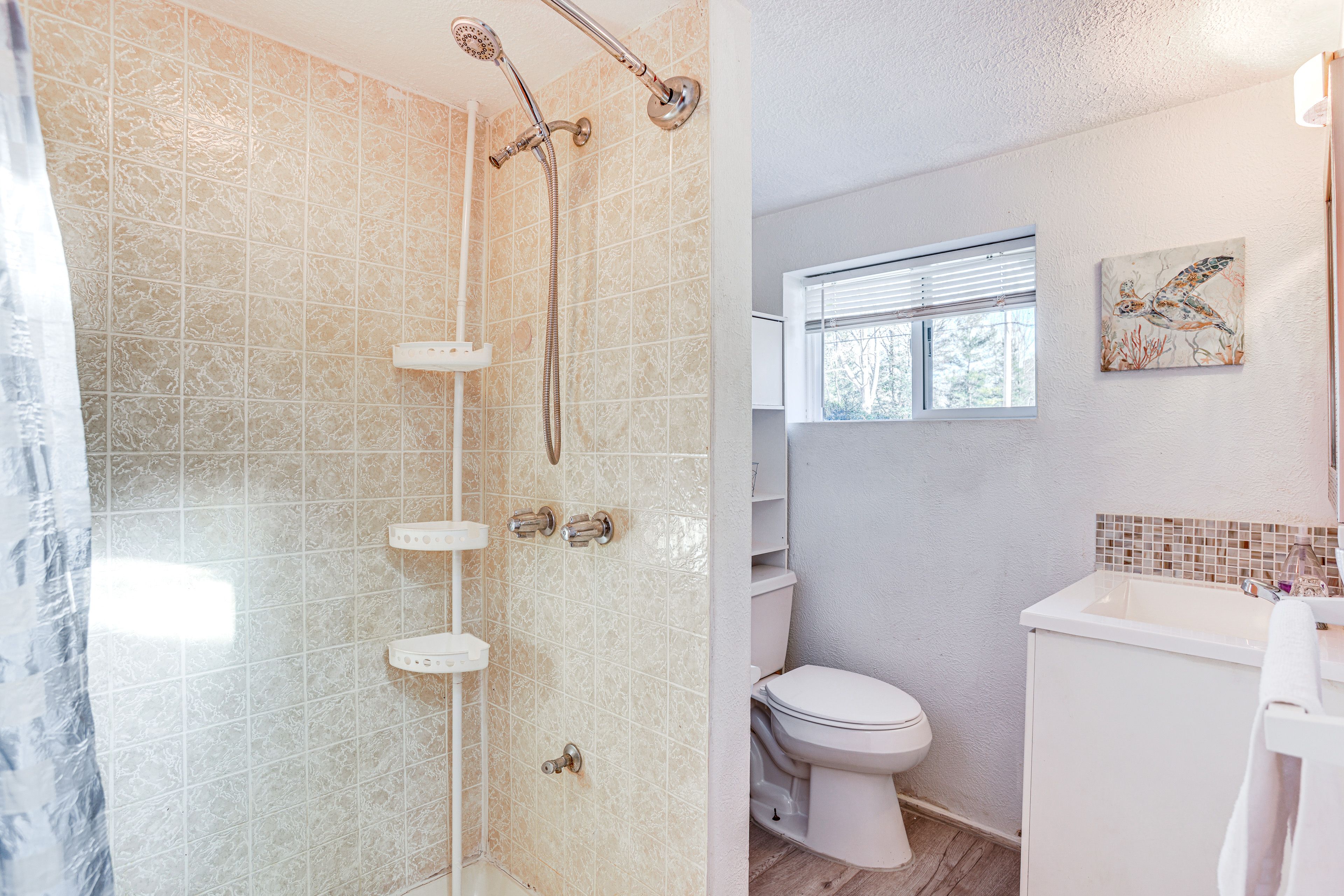 Full Bathroom | 1st Floor | Towels Provided