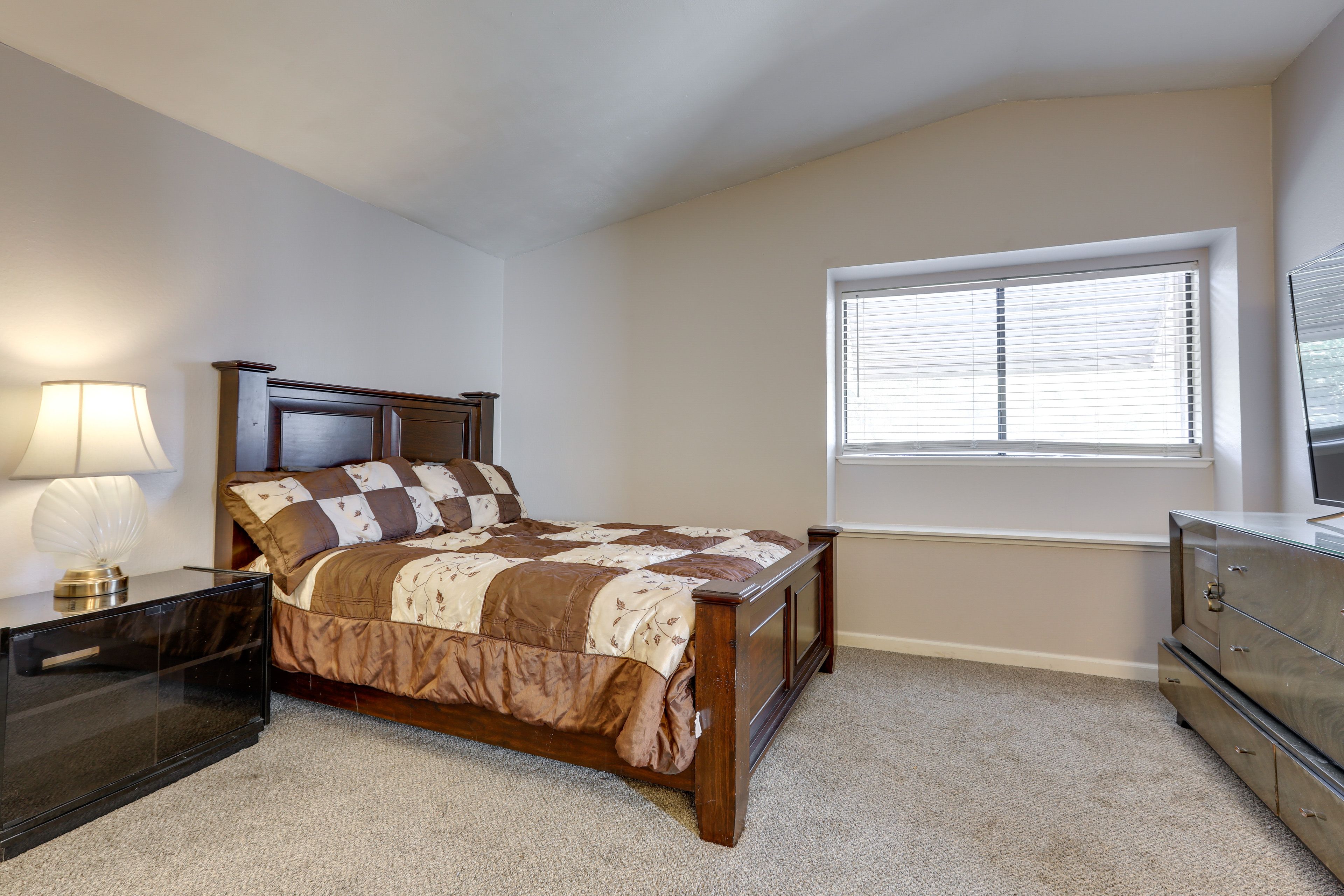 Bedroom 1 | Queen Bed | Smart TV | Linens Provided | 2nd Floor