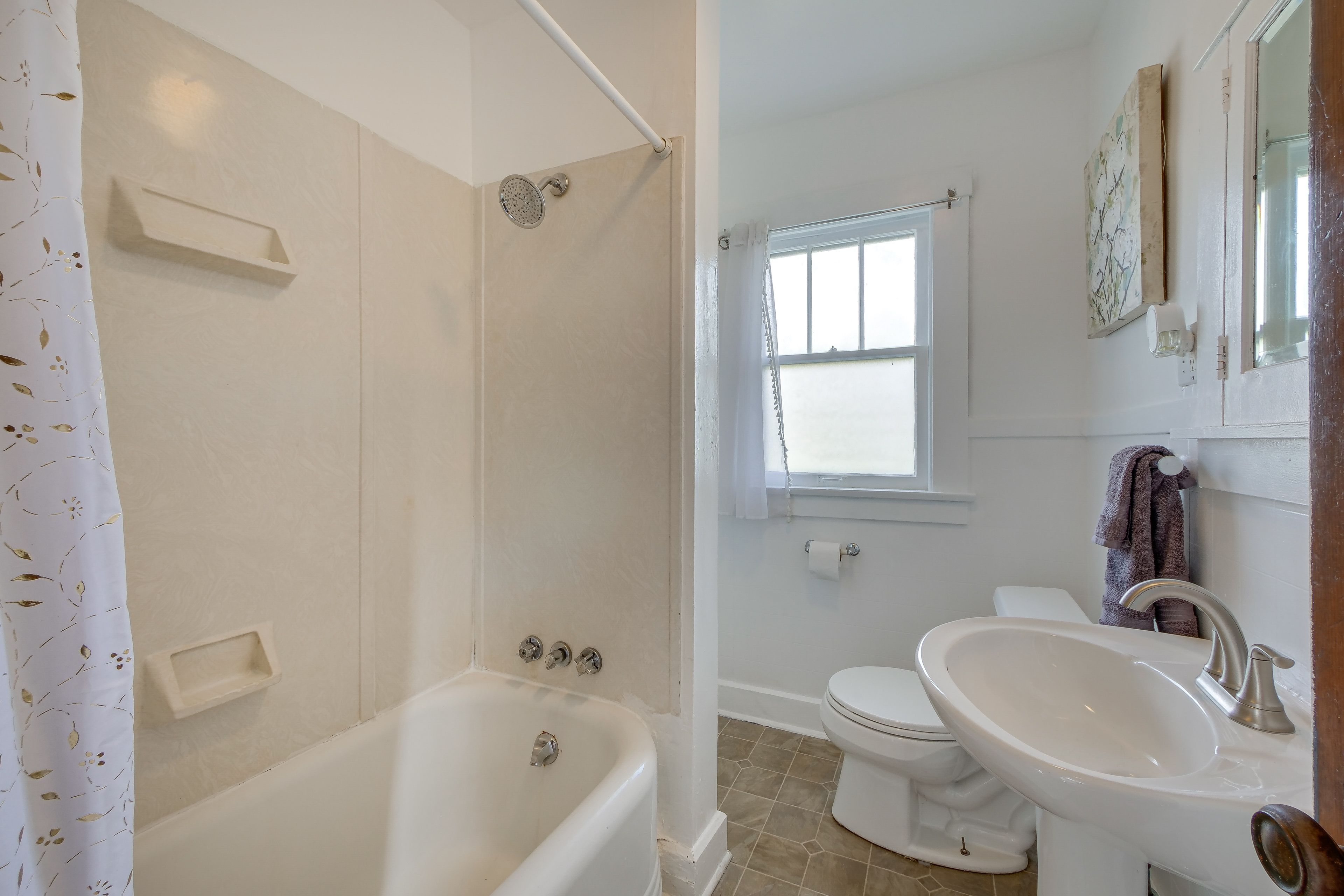 Full Bathroom | 2nd Floor | Towels Provided | Toiletries
