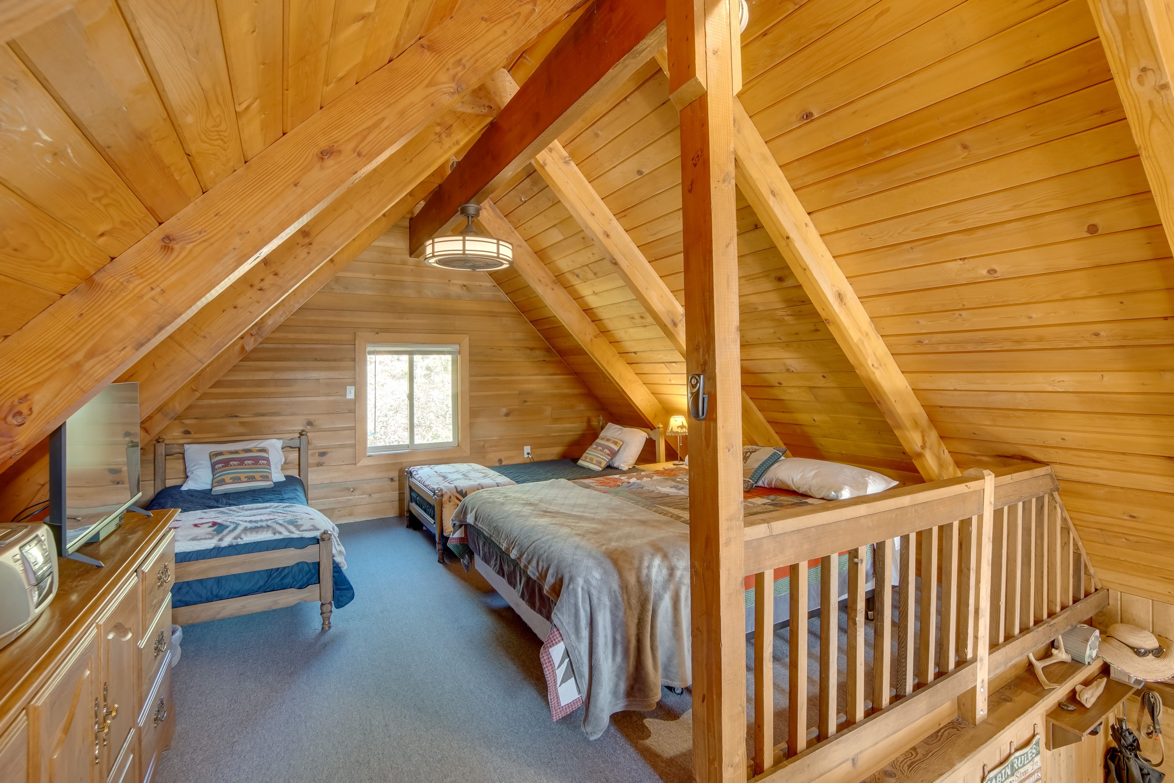 Loft | Queen Bed | 2 Twin Beds