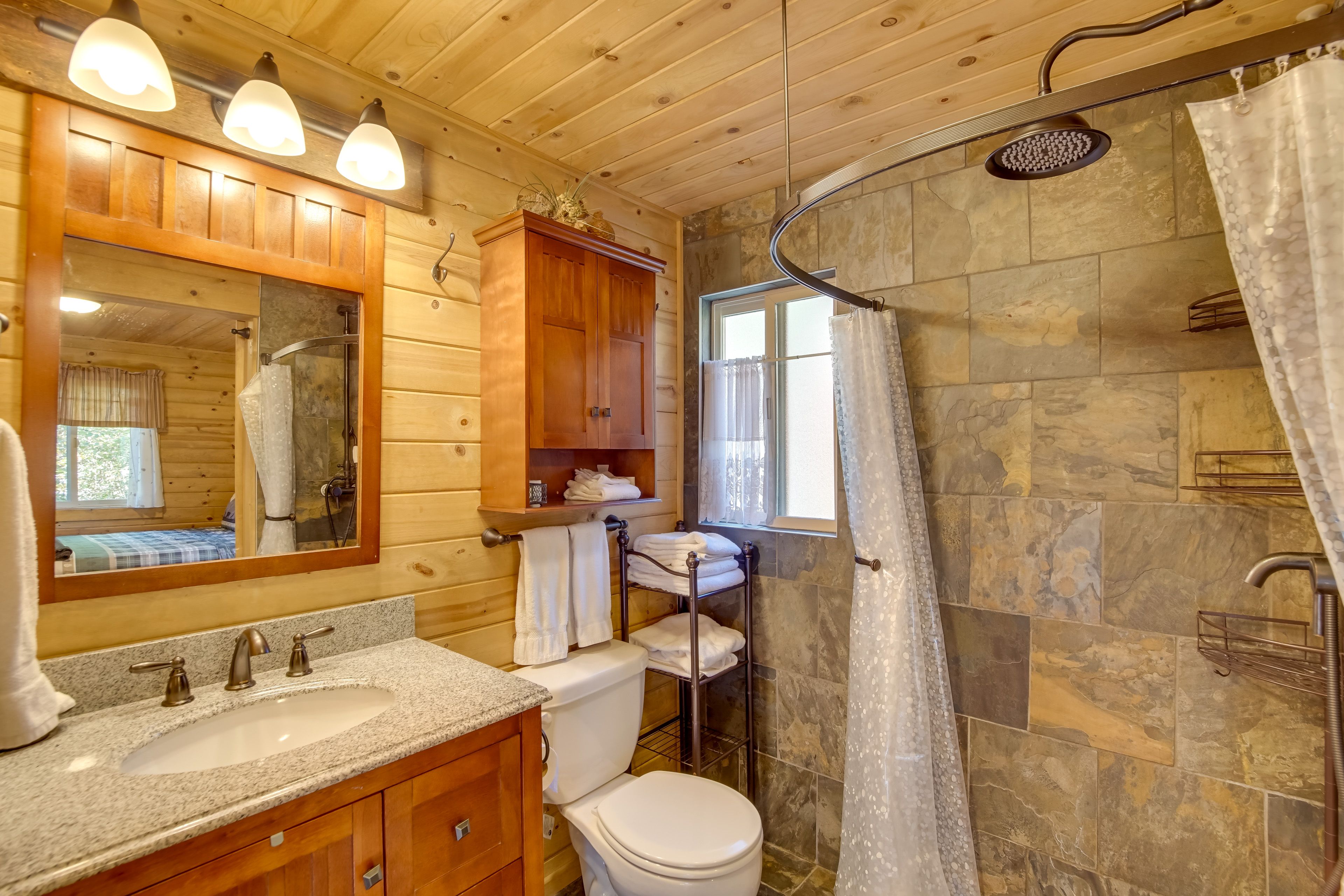 Shared En-Suite Bathroom | Towels Provided | Complimentary Toiletries