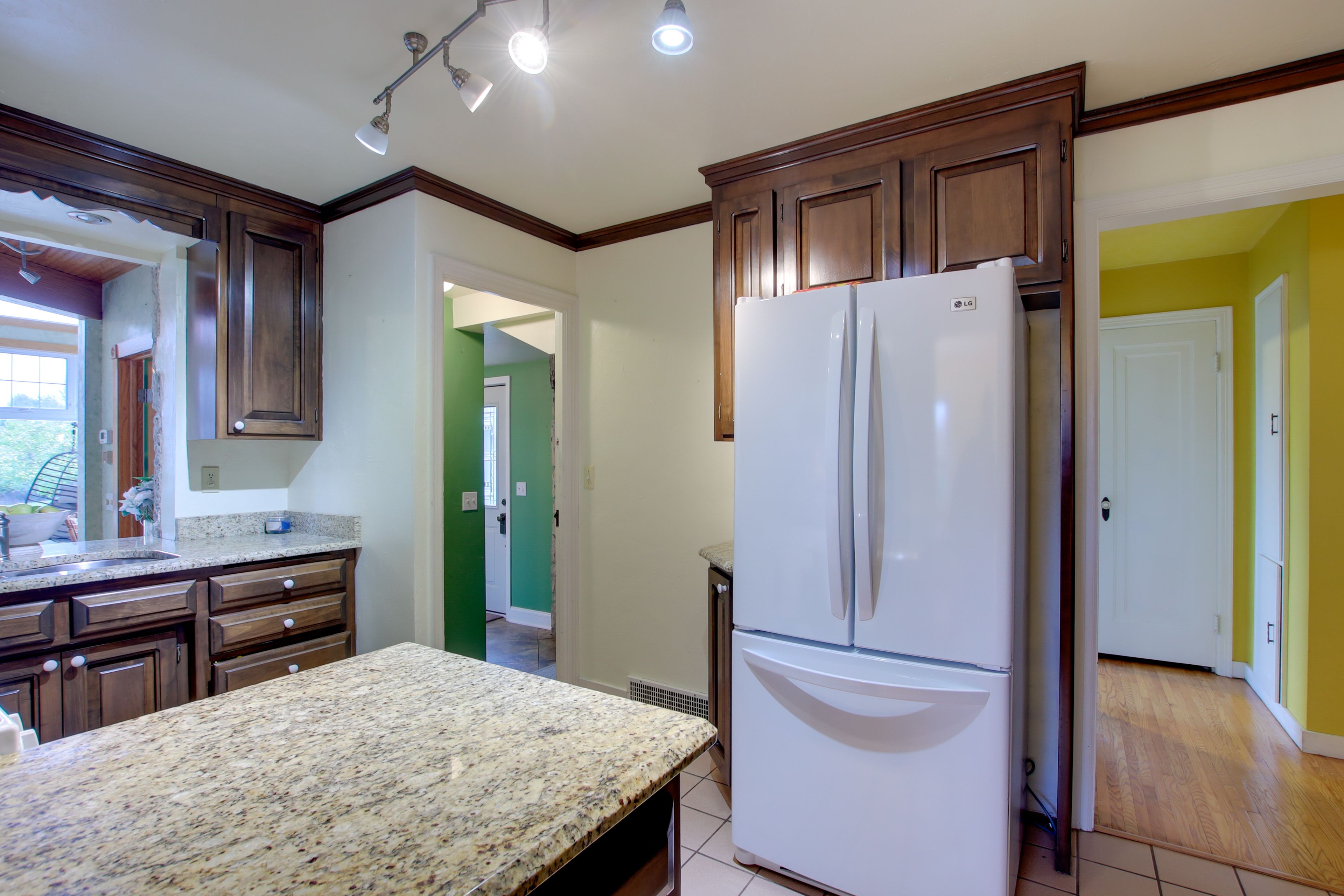 Kitchen | Cooking Basics | Coffee Maker | Paper Towels/Trash Bags Provided