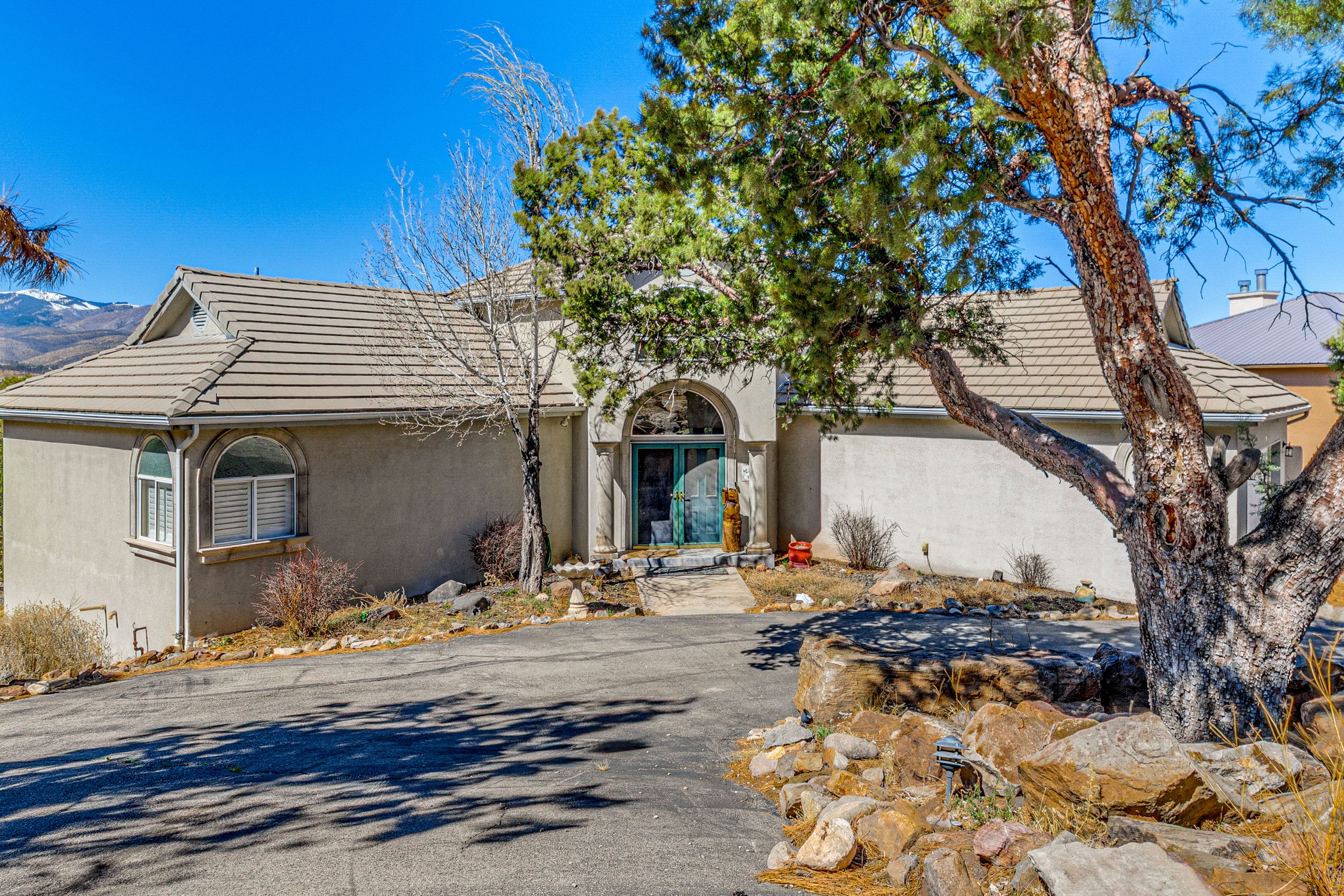 Parking | Driveway (4 Vehicles)