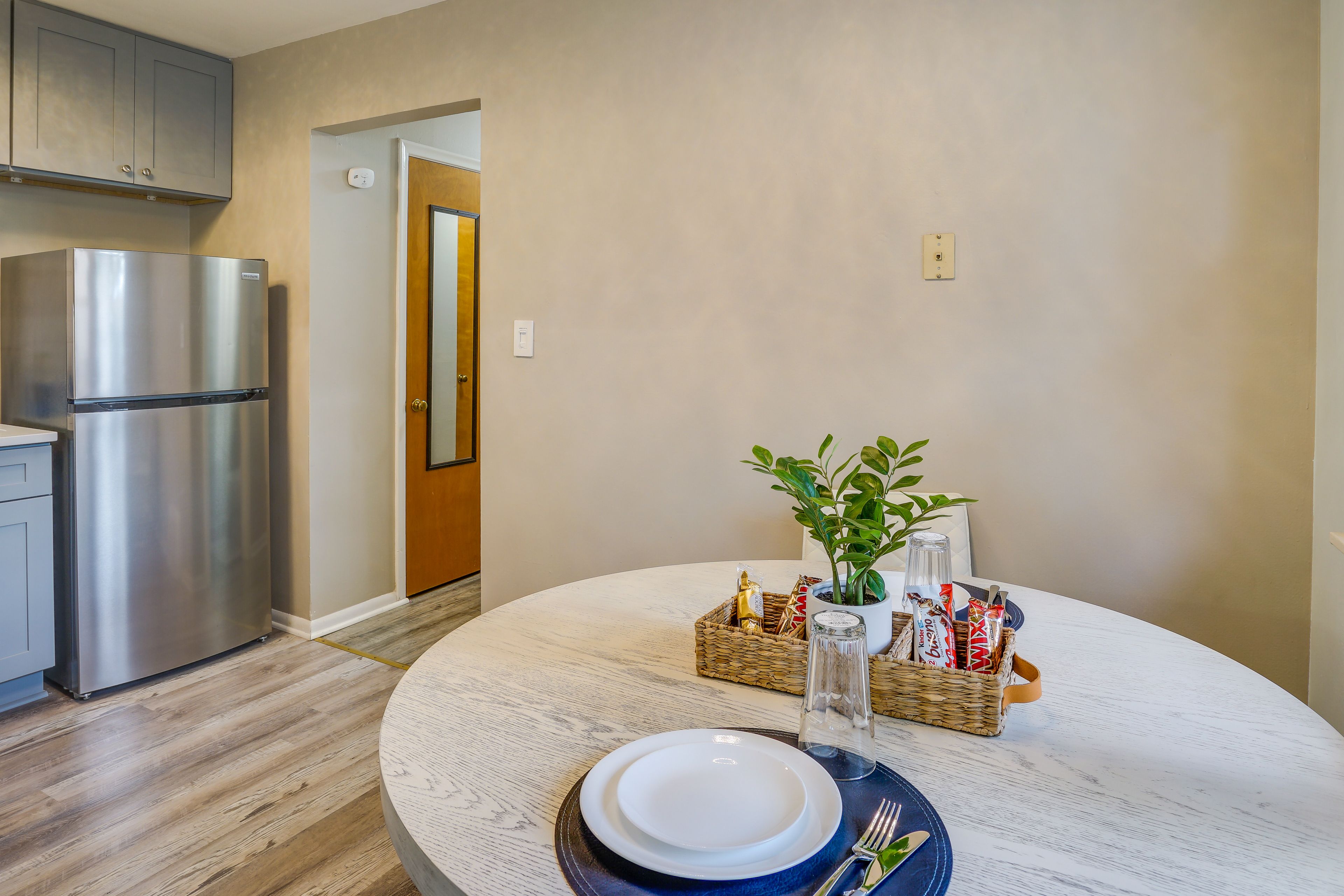 Dining Area | Dishware/Flatware