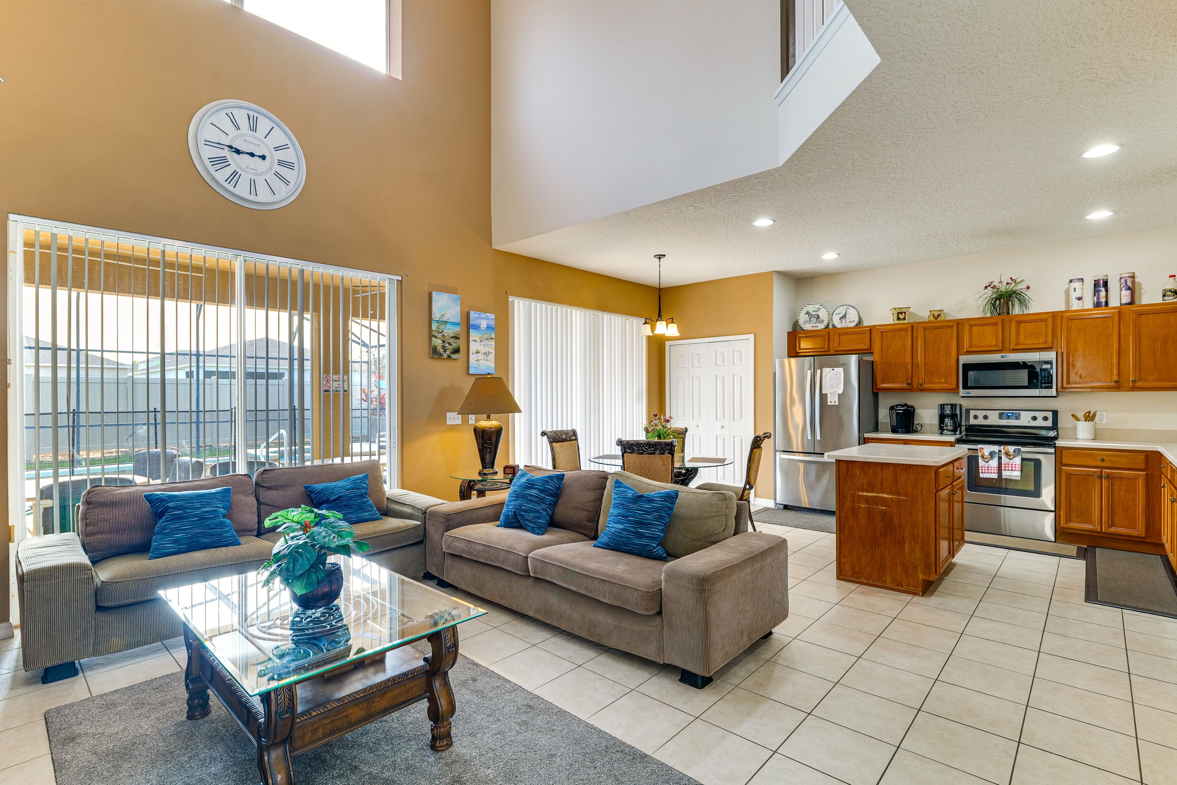 Living Room | Free WiFi | Central Heating & A/C | Smart TV | 1st Floor