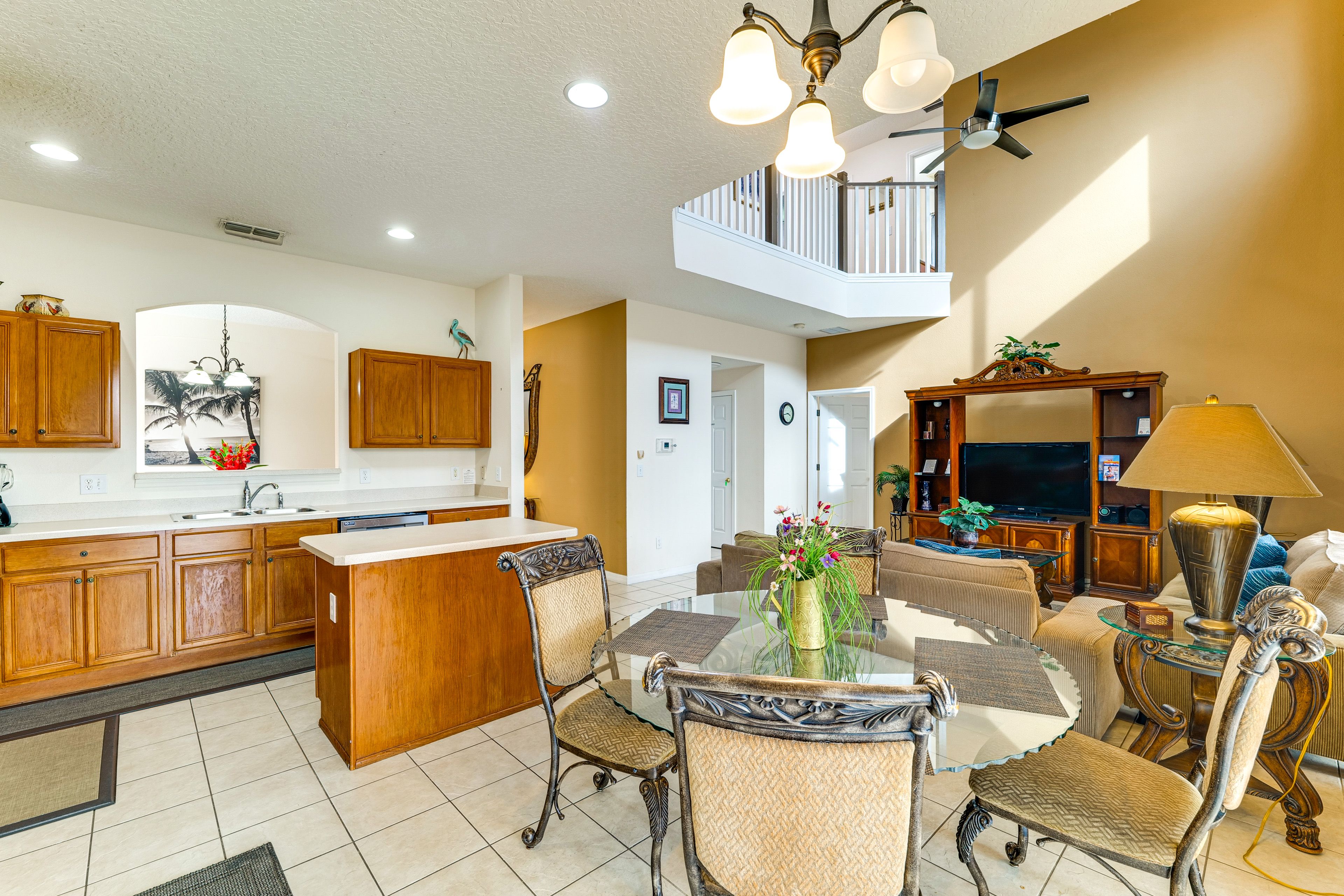 Dining Area | Dishware/Flatware Provided | 1st Floor