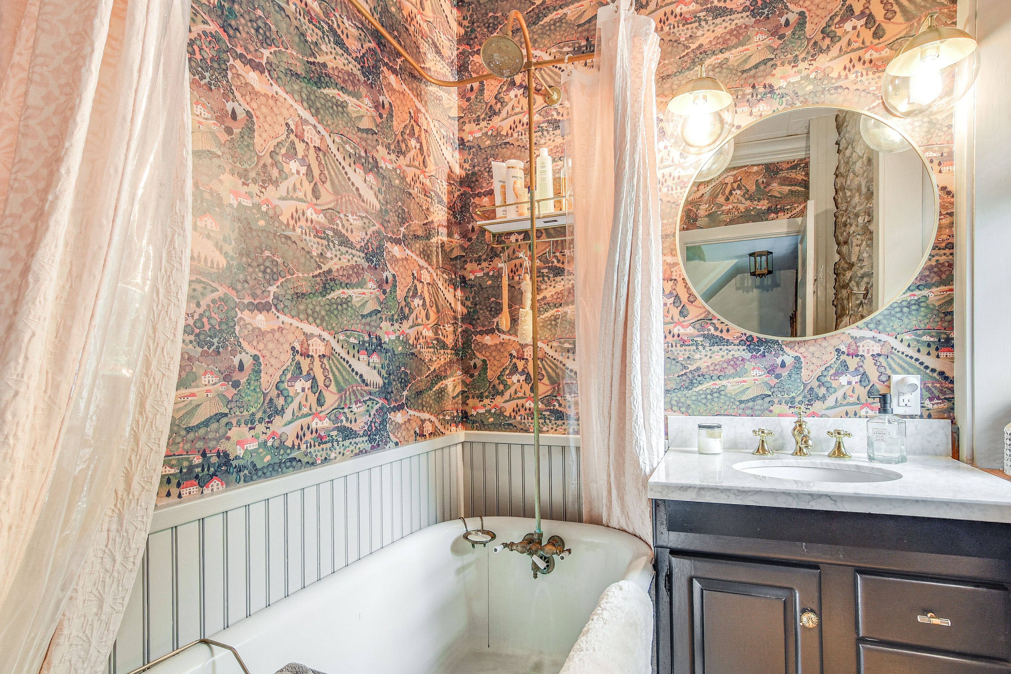 Full Bathroom | Complimentary Toiletries | 2nd Floor