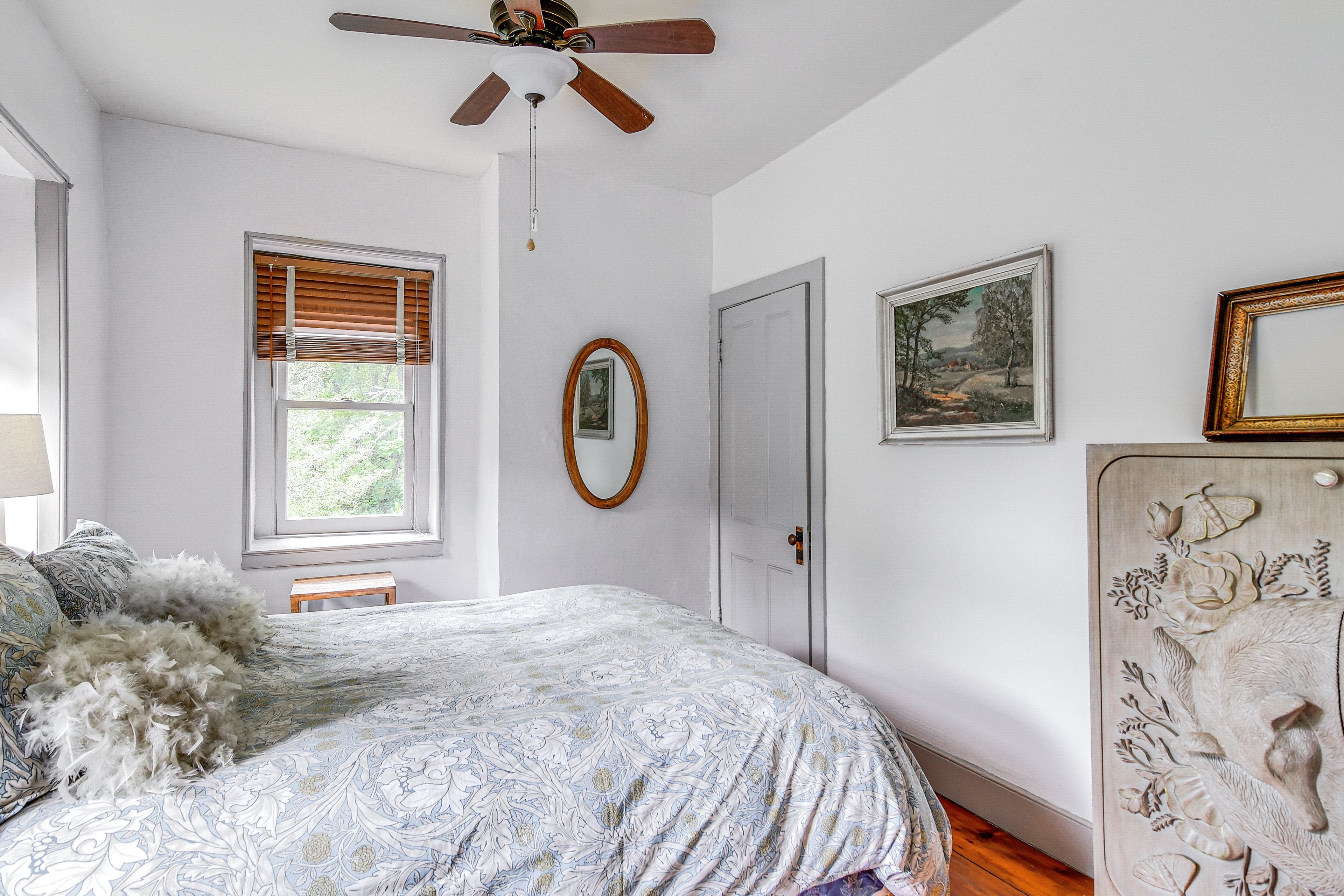 Bedroom | Queen Bed | 2nd Floor