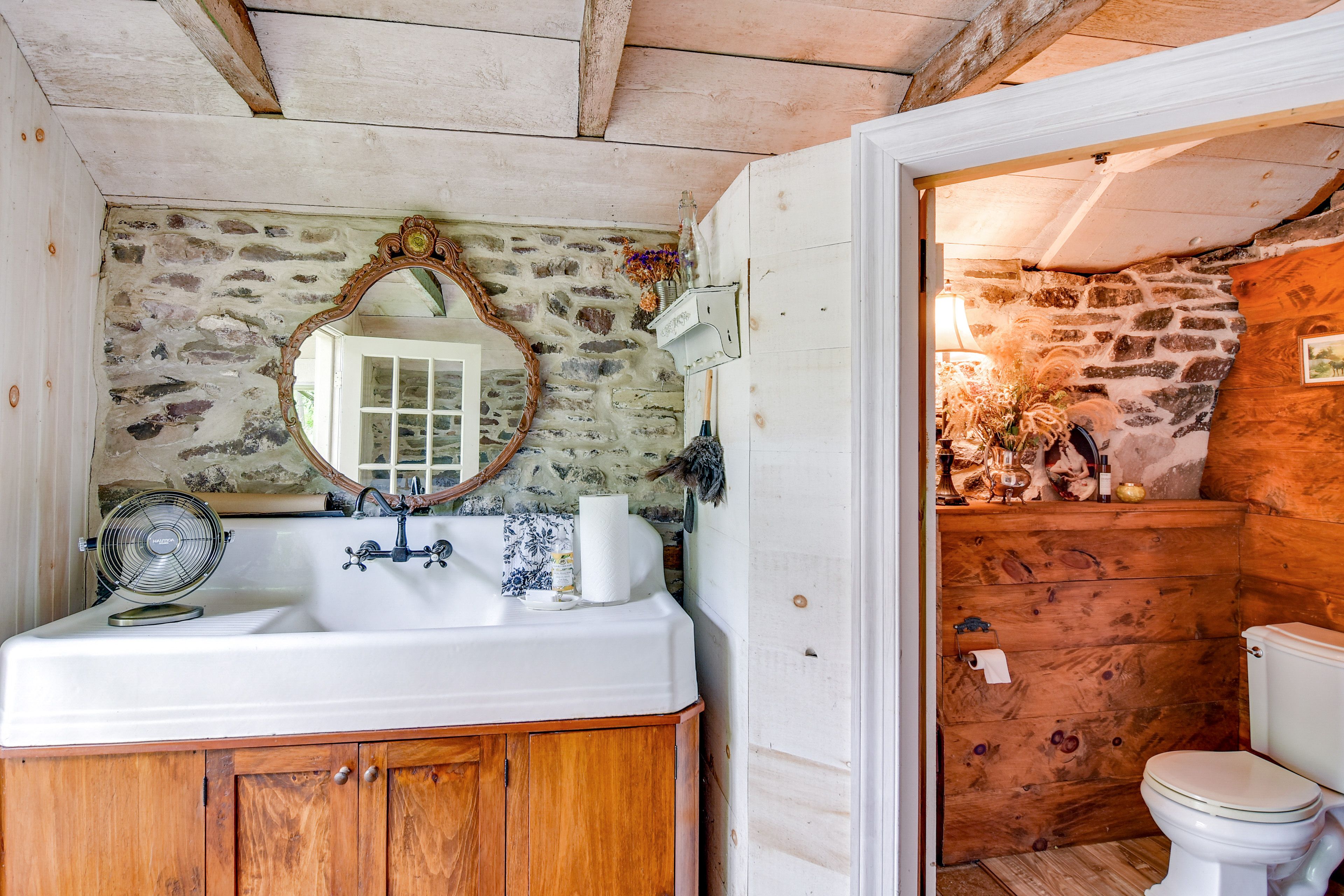 Half Bathroom | Towels Provided
