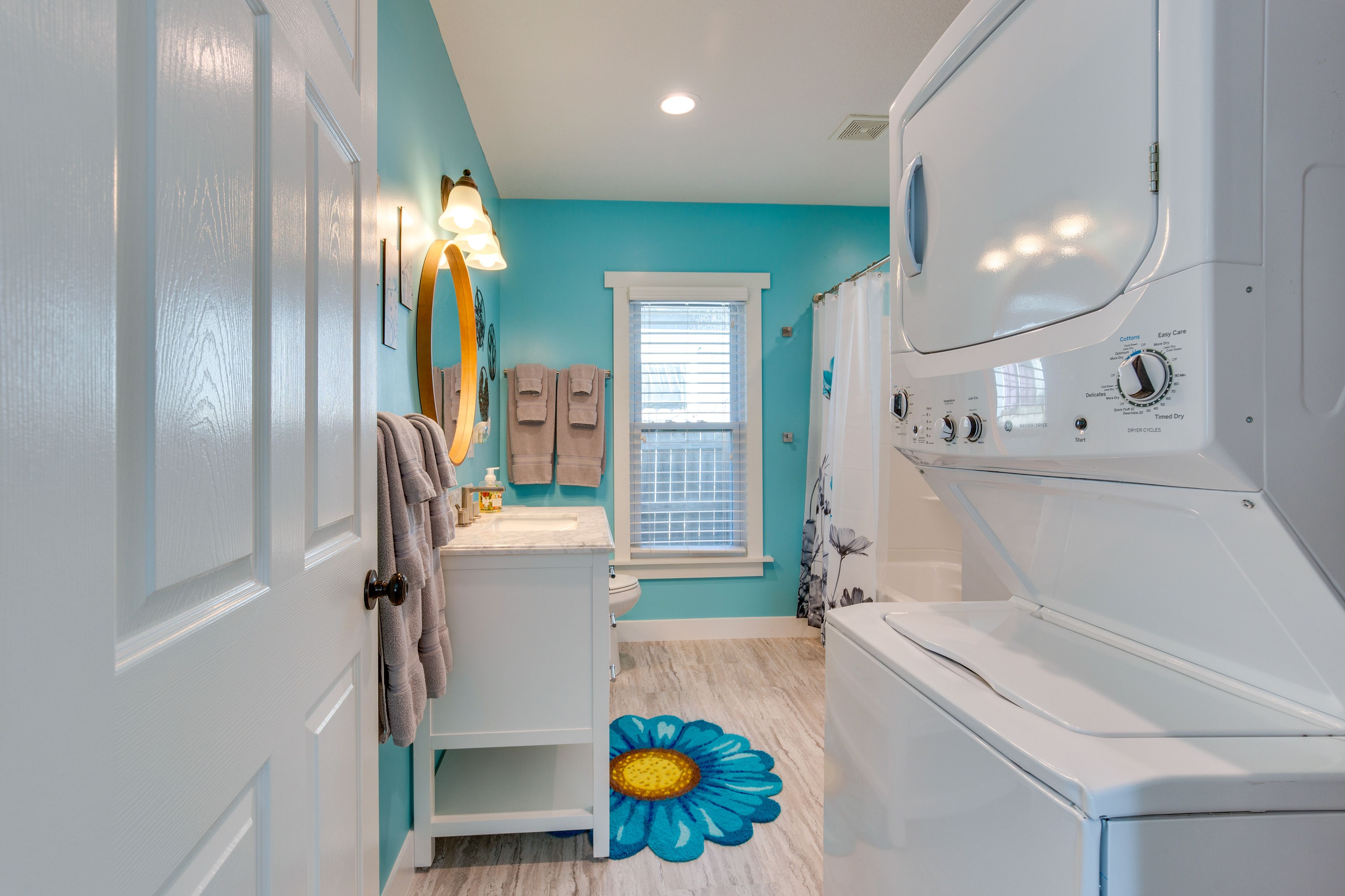 Full Bathroom | Washer & Dryer | Towels Provided | Complimentary Toiletries