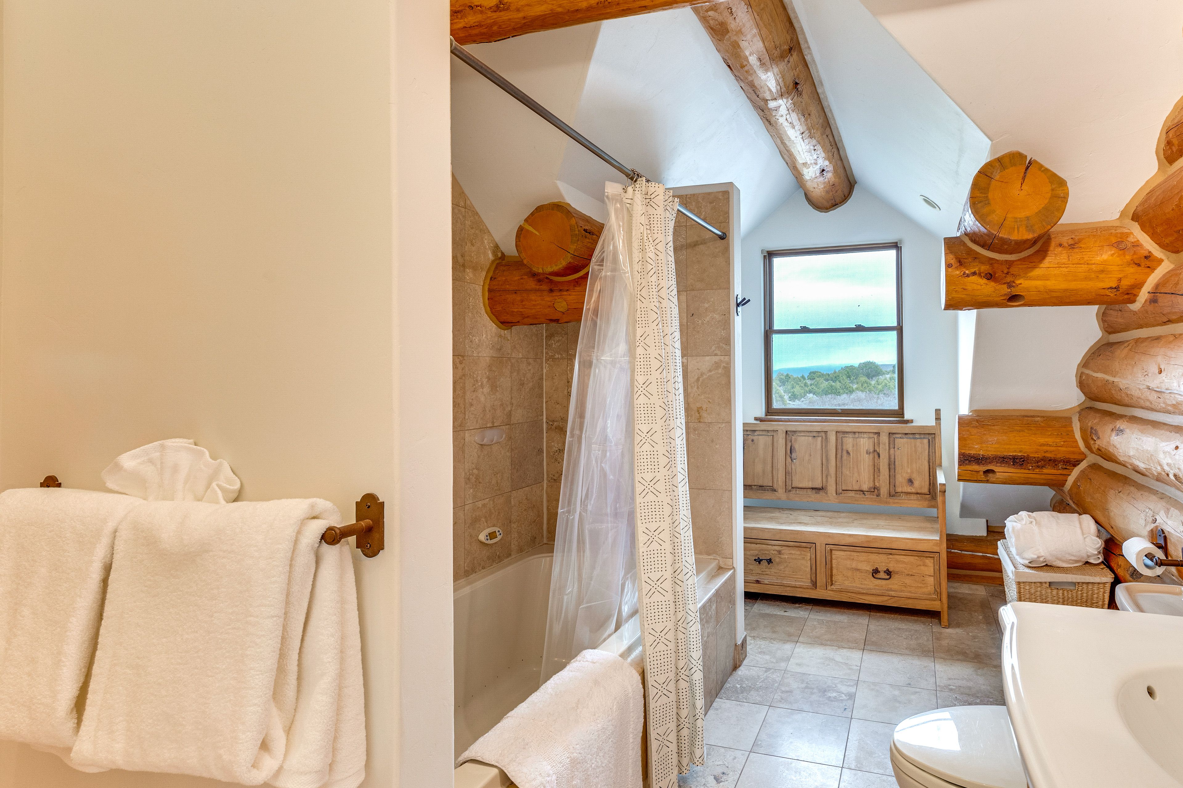 Full Bathroom | Complimentary Toiletries | 2nd Floor