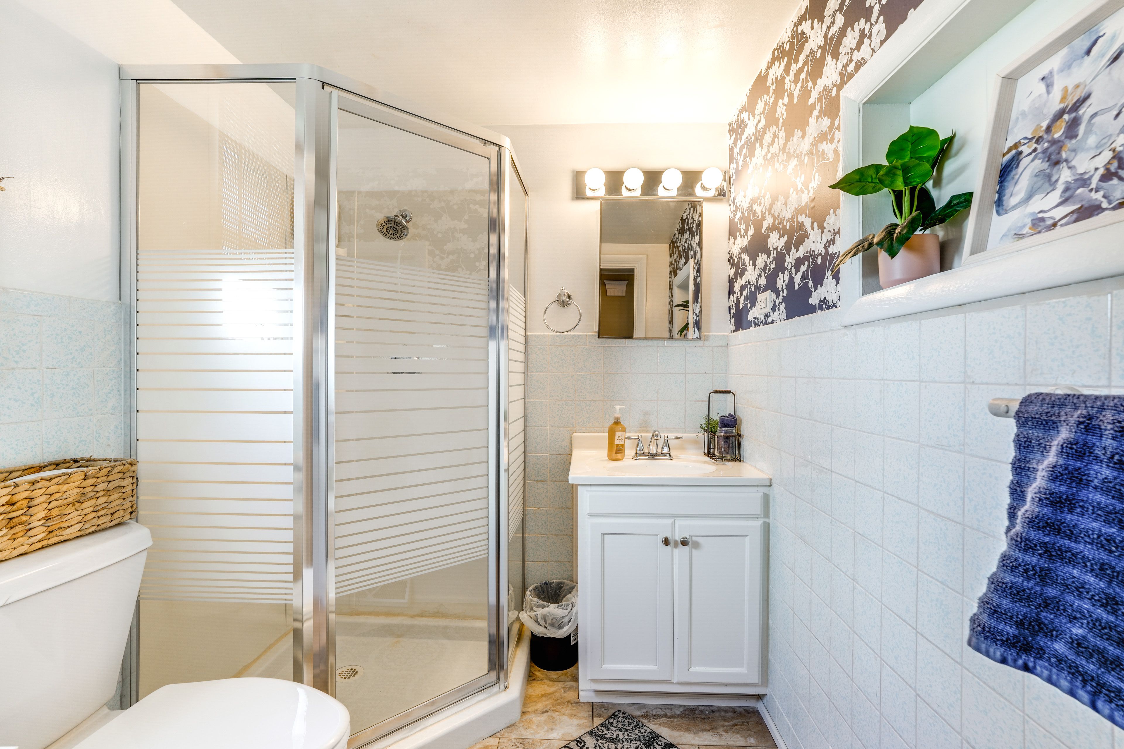 Full Bathroom | Towels Provided