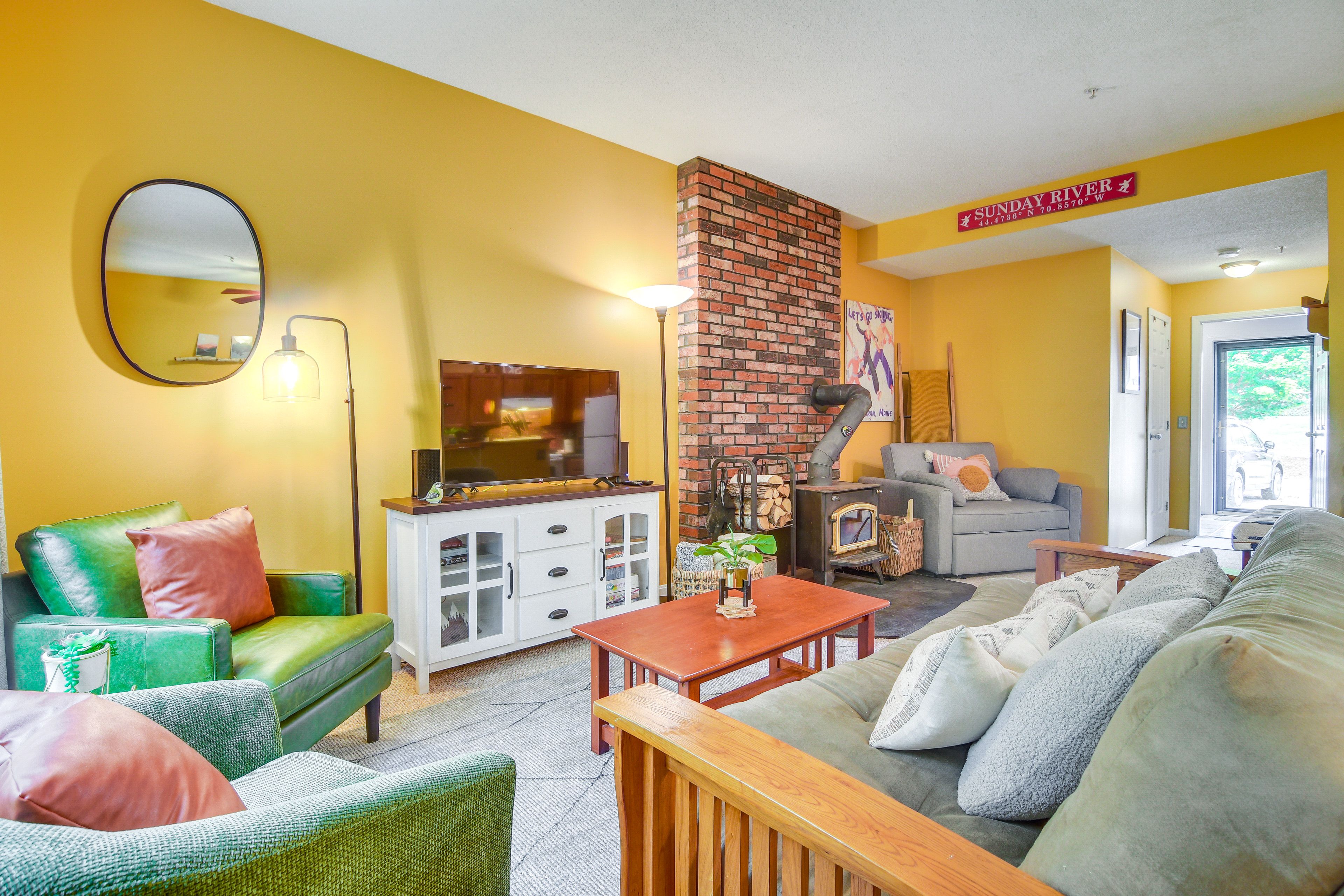 Living Room | Free WiFi | Smart TV | Wood-Burning Stove (Wood Provided)
